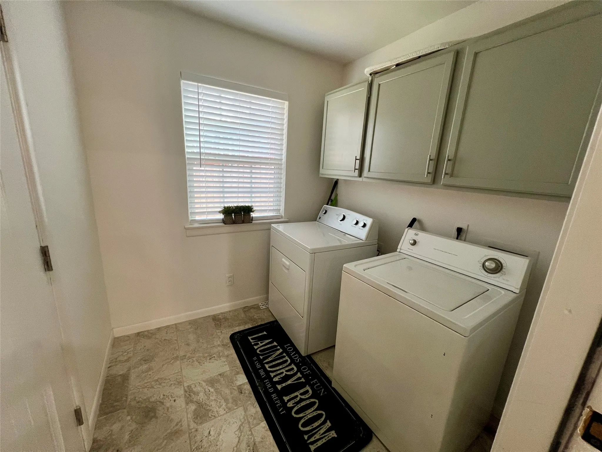Single Family Residence For Rent in Tarrant County , 1113 Eric Avenue, Arlington, Texas 76012, 3 Bedroom, 2 Bathroom, 1 Garage spaces, 1,332 Sqft, built in 1958, mls#21351178, Real Estate Agent in Arlington, Homes For Rent in Tarrant county, Homes For Rent in Arlington, Realtor in Arlington Texas, Real Estate Brokerage Independent Realty Texas, Luminita Cordes Realtor