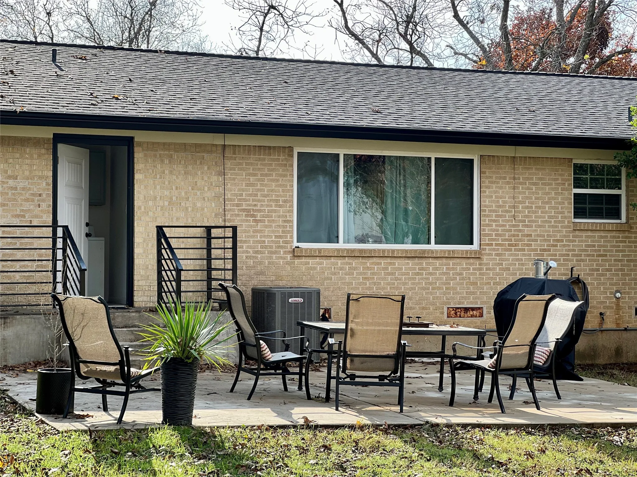 Single Family Residence For Rent in Tarrant County , 1113 Eric Avenue, Arlington, Texas 76012, 3 Bedroom, 2 Bathroom, 1 Garage spaces, 1,332 Sqft, built in 1958, mls#21351178, Real Estate Agent in Arlington, Homes For Rent in Tarrant county, Homes For Rent in Arlington, Realtor in Arlington Texas, Real Estate Brokerage Independent Realty Texas, Luminita Cordes Realtor