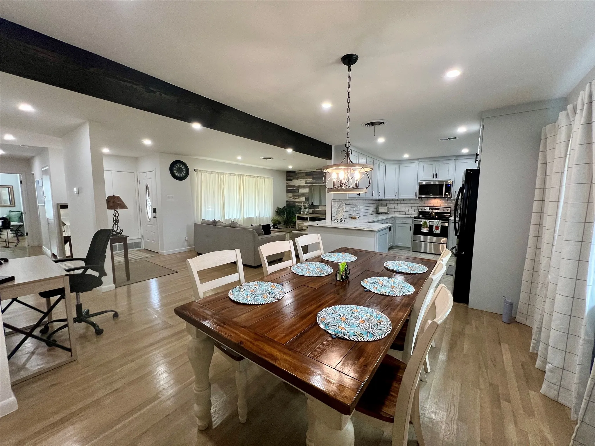 Single Family Residence For Rent in Tarrant County , 1113 Eric Avenue, Arlington, Texas 76012, 3 Bedroom, 2 Bathroom, 1 Garage spaces, 1,332 Sqft, built in 1958, mls#21351178, Real Estate Agent in Arlington, Homes For Rent in Tarrant county, Homes For Rent in Arlington, Realtor in Arlington Texas, Real Estate Brokerage Independent Realty Texas, Luminita Cordes Realtor