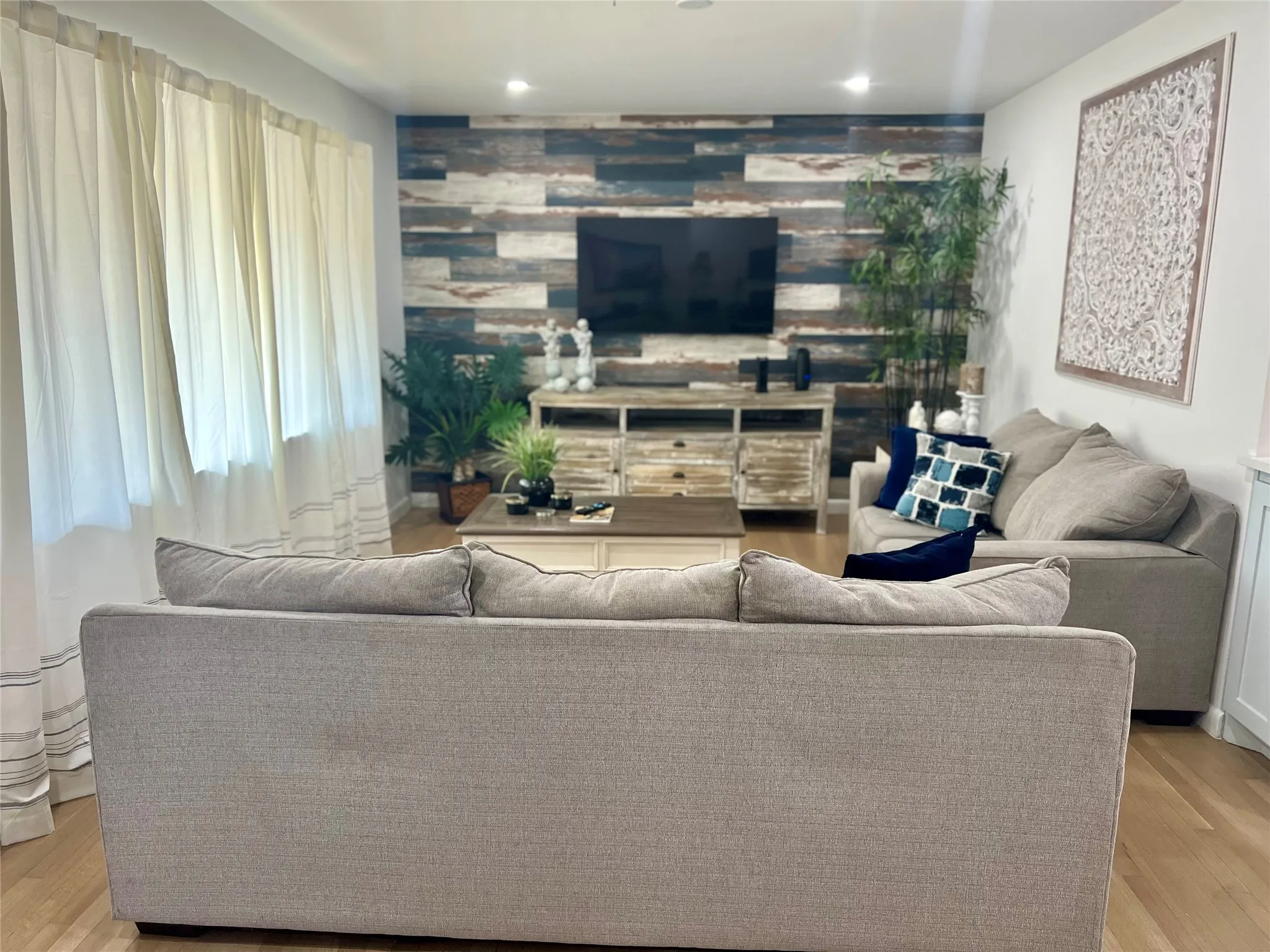Single Family Residence For Rent in Tarrant County , 1113 Eric Avenue, Arlington, Texas 76012, 3 Bedroom, 2 Bathroom, 1 Garage spaces, 1,332 Sqft, built in 1958, mls#21351178, Real Estate Agent in Arlington, Homes For Rent in Tarrant county, Homes For Rent in Arlington, Realtor in Arlington Texas, Real Estate Brokerage Independent Realty Texas, Luminita Cordes Realtor