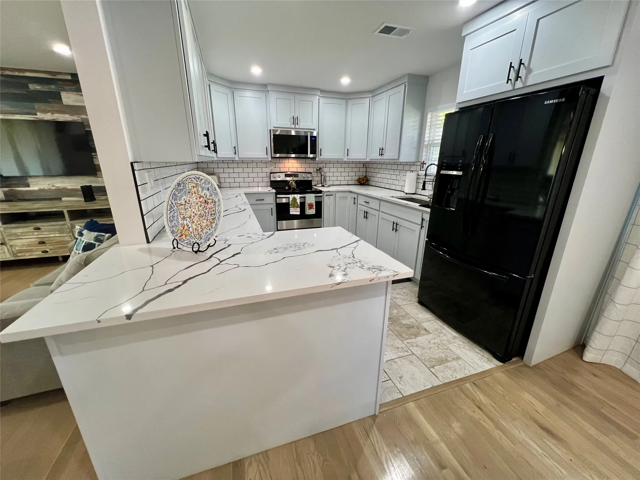 Single Family Residence For Rent in Tarrant County , 1113 Eric Avenue, Arlington, Texas 76012, 3 Bedroom, 2 Bathroom, 1 Garage spaces, 1,332 Sqft, built in 1958, mls#21351178, Real Estate Agent in Arlington, Homes For Rent in Tarrant county, Homes For Rent in Arlington, Realtor in Arlington Texas, Real Estate Brokerage Independent Realty Texas, Luminita Cordes Realtor