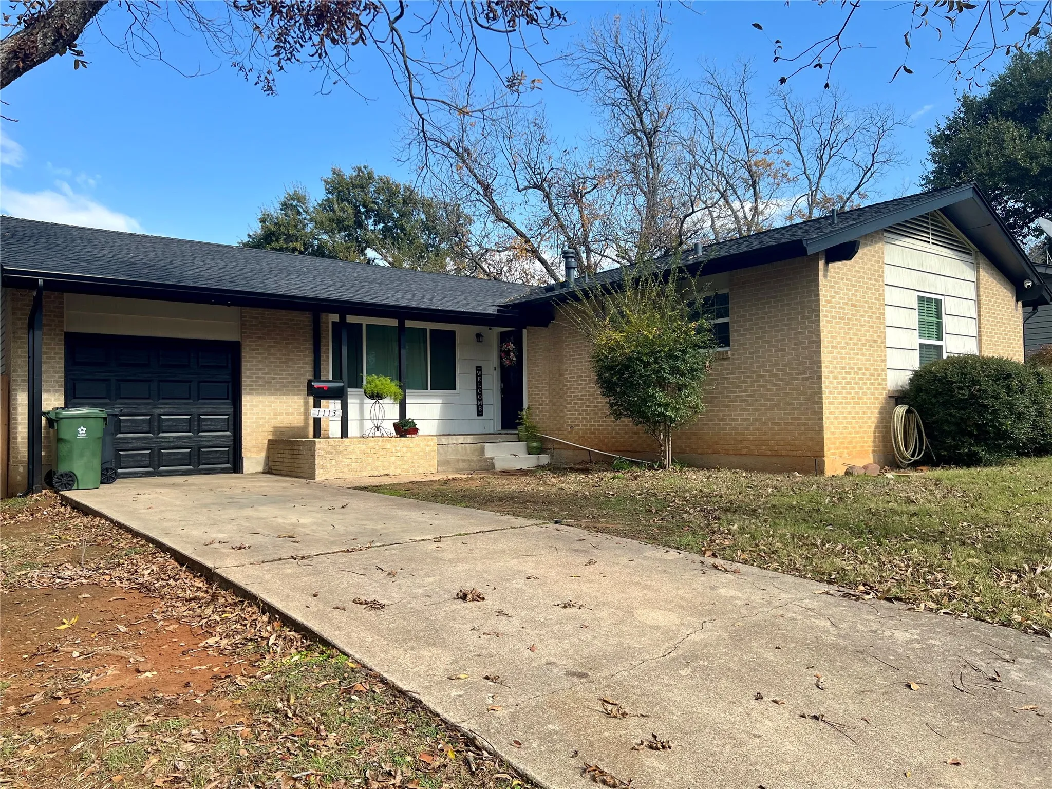 Single Family Residence For Rent in Tarrant County , 1113 Eric Avenue, Arlington, Texas 76012, 3 Bedroom, 2 Bathroom, 1 Garage spaces, 1,332 Sqft, built in 1958, mls#21351178, Real Estate Agent in Arlington, Homes For Rent in Tarrant county, Homes For Rent in Arlington, Realtor in Arlington Texas, Real Estate Brokerage Independent Realty Texas, Luminita Cordes Realtor