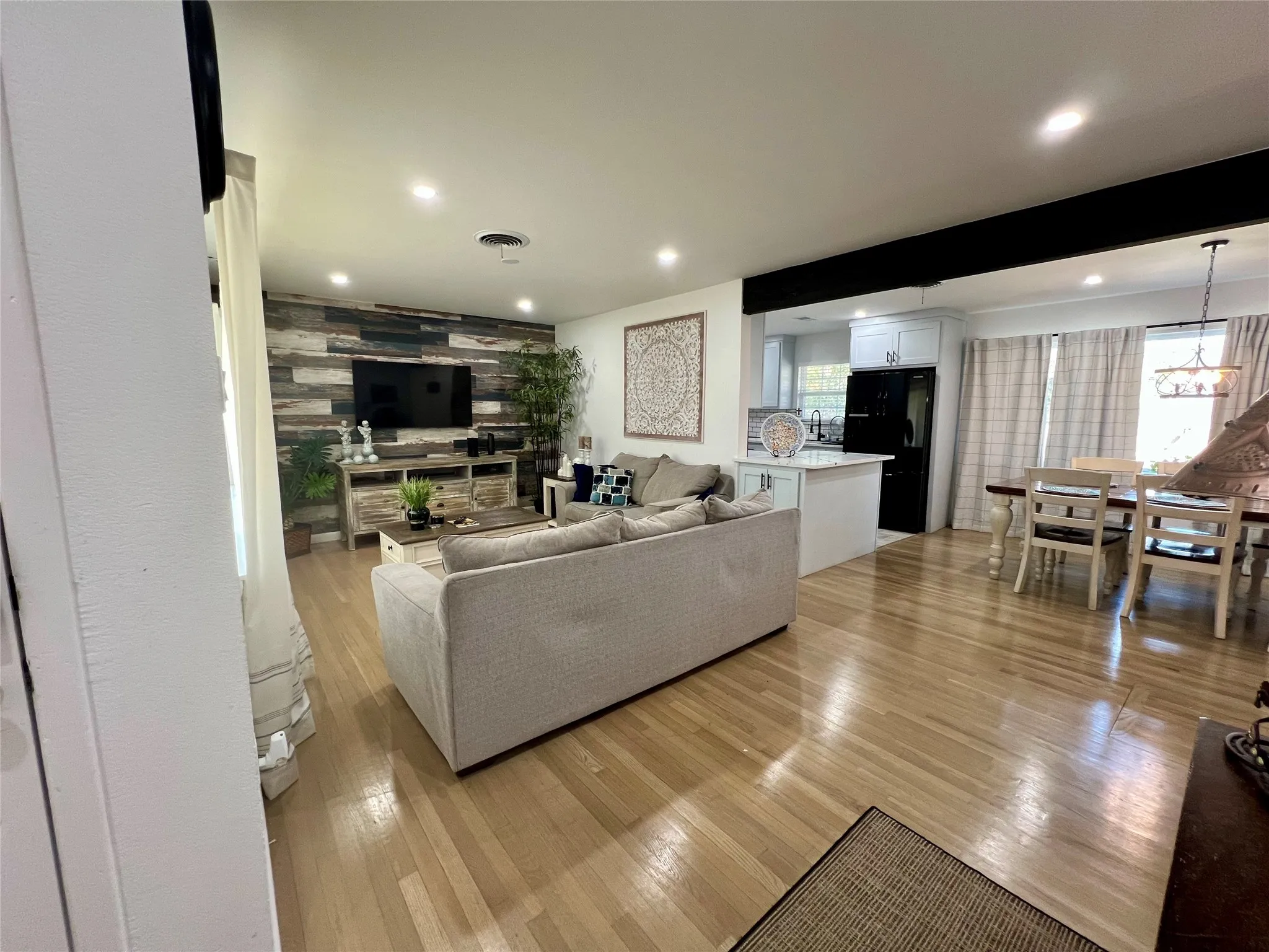 Pictures are previous current tenant