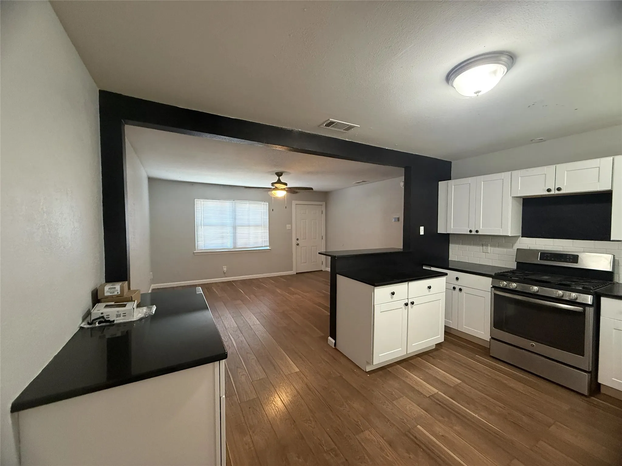 Single Family Residence For Rent in Dallas County , 2374 Talco Dr, Dallas, Texas 75241, 3 Bedroom, 1 Bathroom, 1 Garage spaces, 942 Sqft, built in 1958, mls#21351187, Real Estate Agent in Dallas, Homes For Rent in Dallas county, Homes For Rent in Dallas, Realtor in Dallas Texas, Real Estate Brokerage Independent Realty Texas, Luminita Cordes Realtor