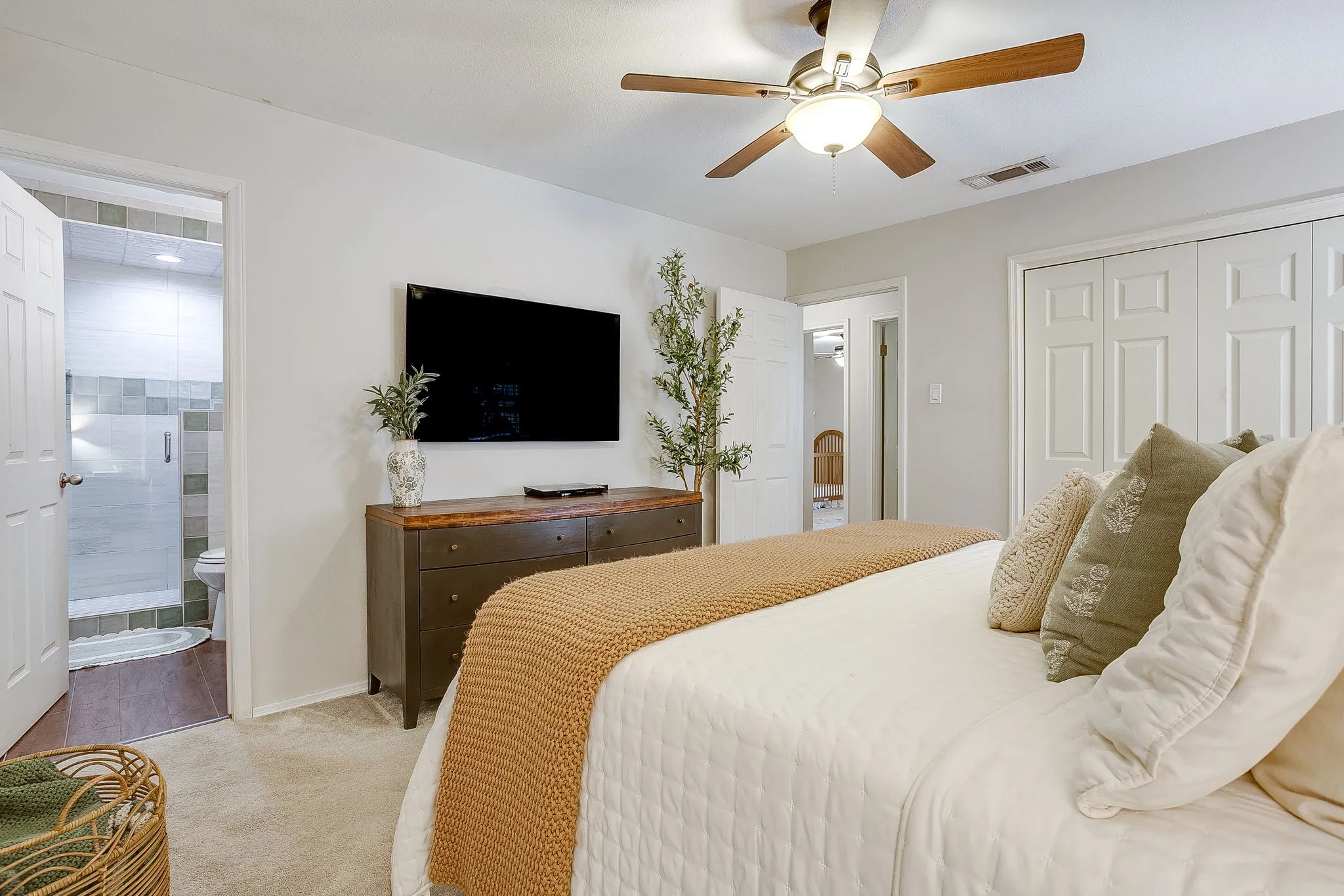 Single Family Residence For Sale in Tarrant County , 2814 Blackwood Drive, Arlington, Texas 76013, 3 Bedroom, 2 Bathroom, 2 Garage spaces, 1,614 Sqft, built in 1964, mls#21348854, Real Estate Agent in Arlington, Homes For Sale in Tarrant county, Homes For Sale in Arlington, Realtor in Arlington Texas, Real Estate Brokerage Independent Realty Texas, Luminita Cordes Realtor
