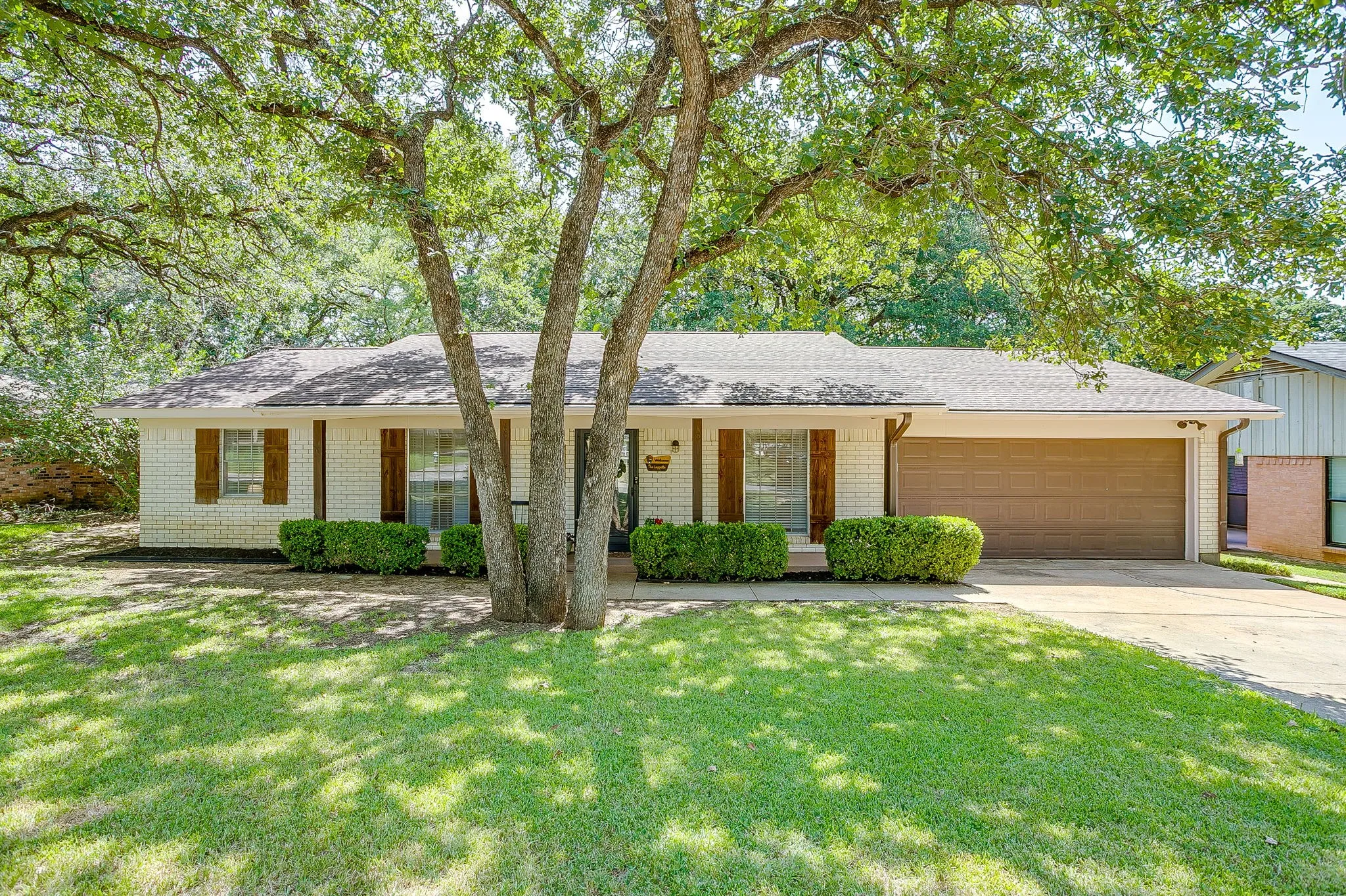Single Family Residence For Sale in Tarrant County , 2814 Blackwood Drive, Arlington, Texas 76013, 3 Bedroom, 2 Bathroom, 2 Garage spaces, 1,614 Sqft, built in 1964, mls#21348854, Real Estate Agent in Arlington, Homes For Sale in Tarrant county, Homes For Sale in Arlington, Realtor in Arlington Texas, Real Estate Brokerage Independent Realty Texas, Luminita Cordes Realtor