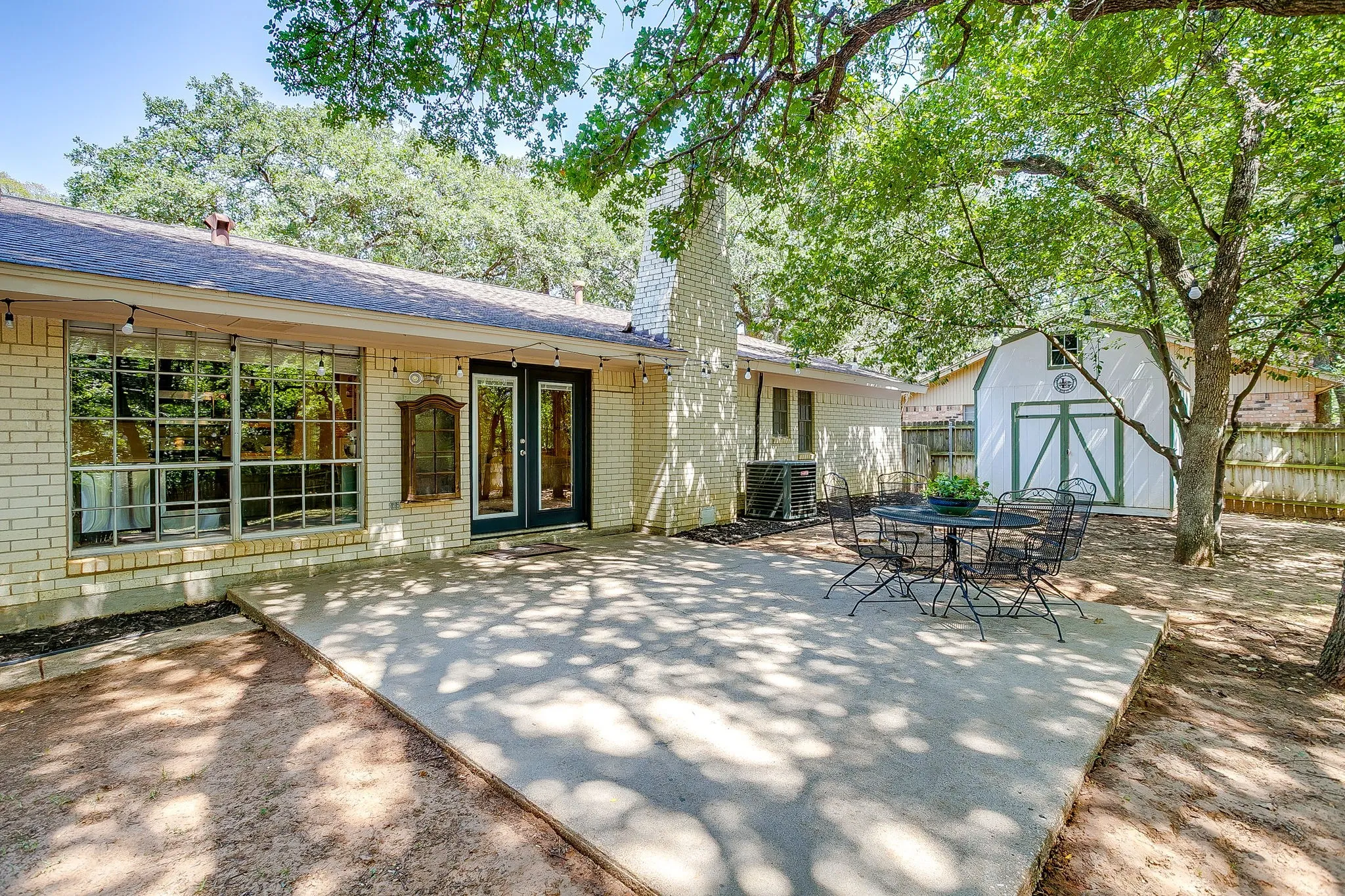 Single Family Residence For Sale in Tarrant County , 2814 Blackwood Drive, Arlington, Texas 76013, 3 Bedroom, 2 Bathroom, 2 Garage spaces, 1,614 Sqft, built in 1964, mls#21348854, Real Estate Agent in Arlington, Homes For Sale in Tarrant county, Homes For Sale in Arlington, Realtor in Arlington Texas, Real Estate Brokerage Independent Realty Texas, Luminita Cordes Realtor