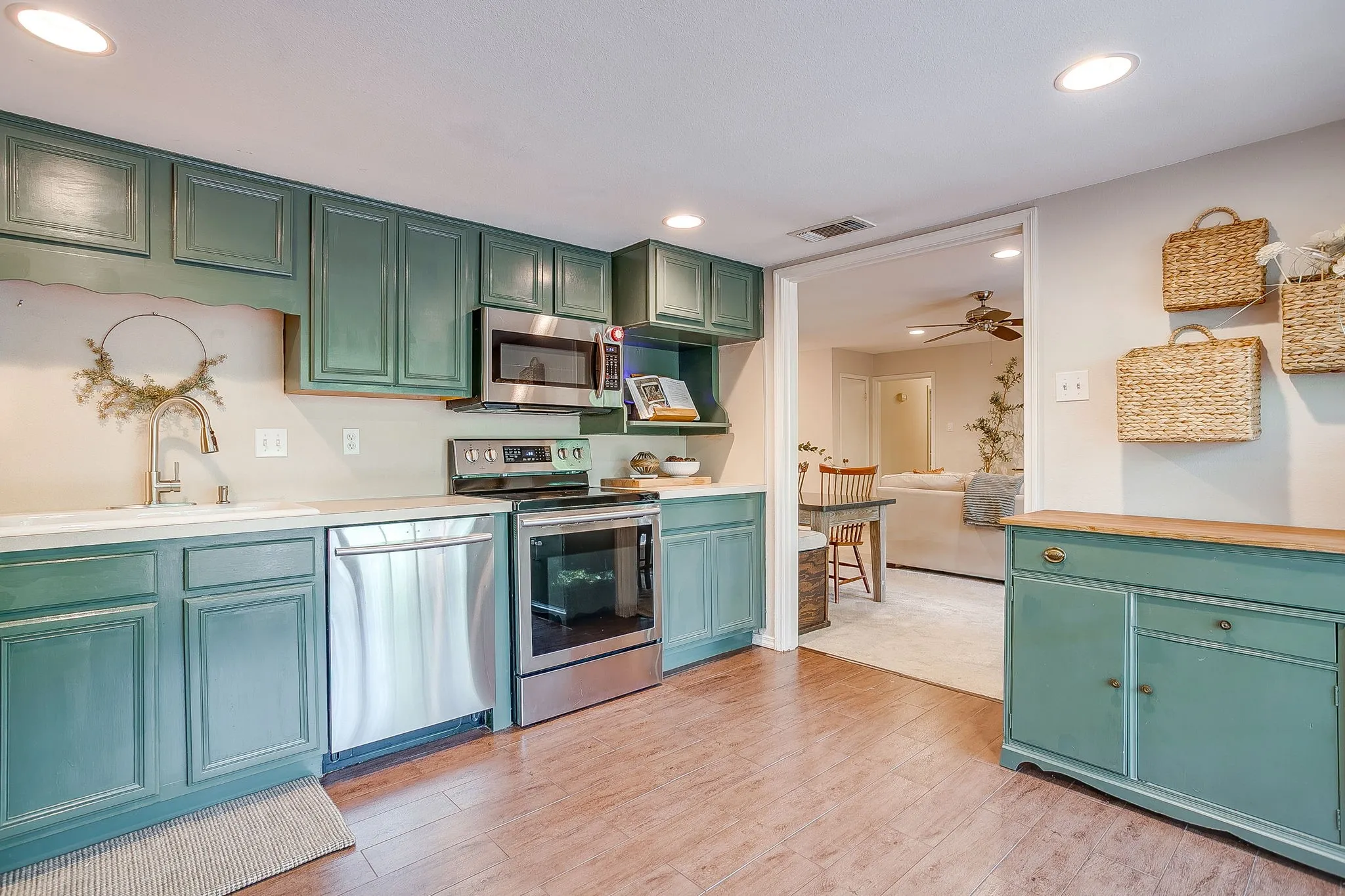 Single Family Residence For Sale in Tarrant County , 2814 Blackwood Drive, Arlington, Texas 76013, 3 Bedroom, 2 Bathroom, 2 Garage spaces, 1,614 Sqft, built in 1964, mls#21348854, Real Estate Agent in Arlington, Homes For Sale in Tarrant county, Homes For Sale in Arlington, Realtor in Arlington Texas, Real Estate Brokerage Independent Realty Texas, Luminita Cordes Realtor