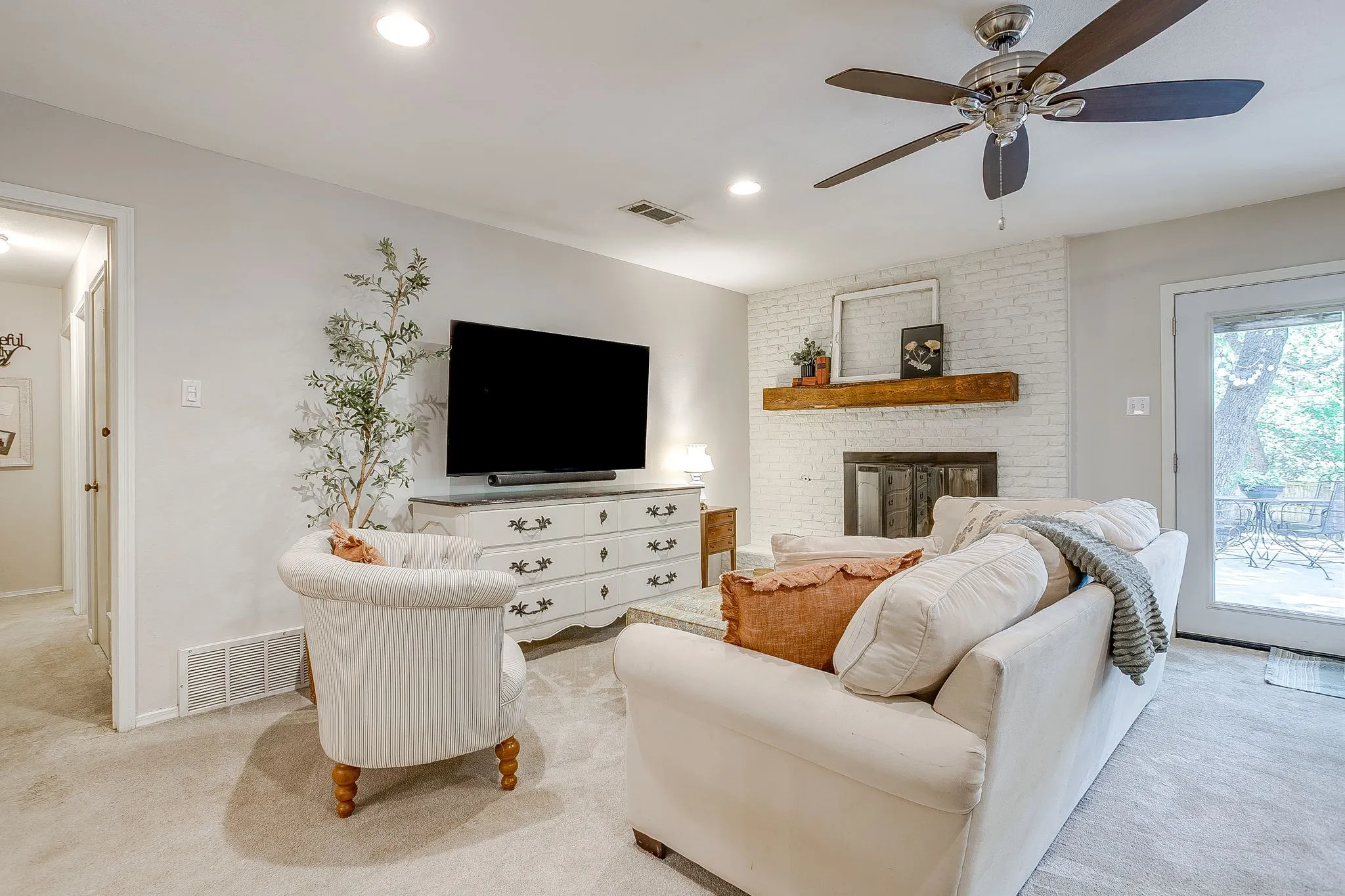 Single Family Residence For Sale in Tarrant County , 2814 Blackwood Drive, Arlington, Texas 76013, 3 Bedroom, 2 Bathroom, 2 Garage spaces, 1,614 Sqft, built in 1964, mls#21348854, Real Estate Agent in Arlington, Homes For Sale in Tarrant county, Homes For Sale in Arlington, Realtor in Arlington Texas, Real Estate Brokerage Independent Realty Texas, Luminita Cordes Realtor