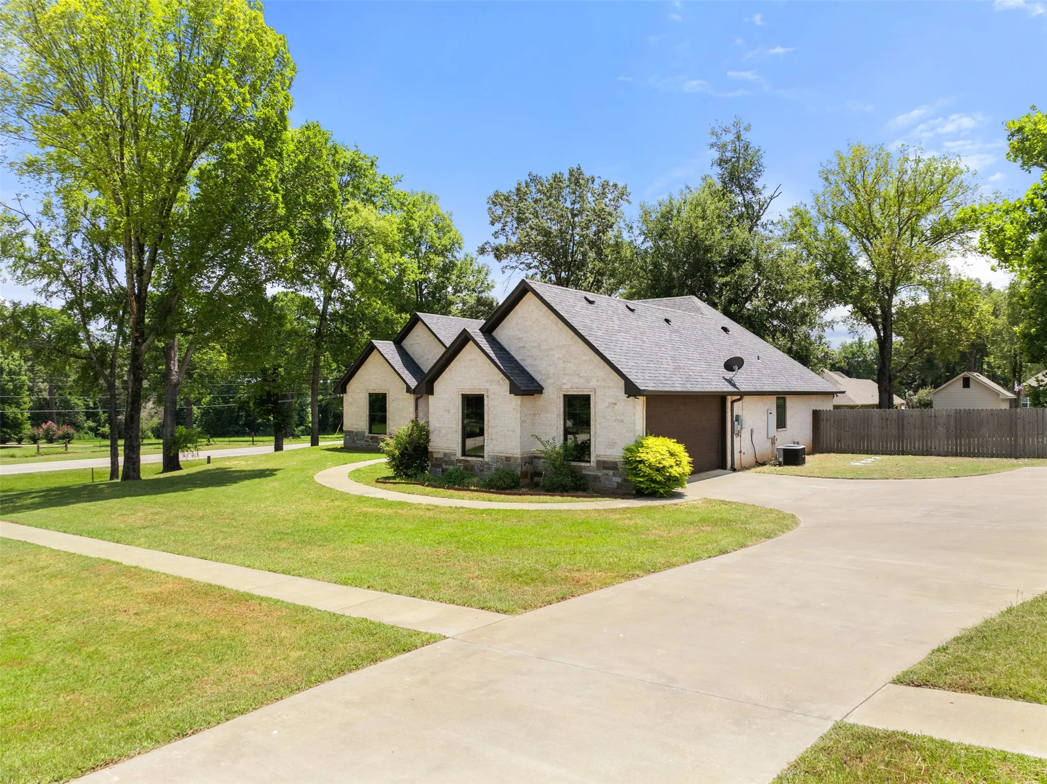 Single Family Residence For Sale in Smith County , 12109 Oak Grove Drive, Tyler, Texas 75706, 4 Bedroom, 3 Bathroom, 2 Garage spaces, 2,137 Sqft, built in 2019, mls#21351210, Real Estate Agent in Tyler, Homes For Sale in Smith county, Homes For Sale in Tyler, Realtor in Tyler Texas, Real Estate Brokerage Independent Realty Texas, Luminita Cordes Realtor