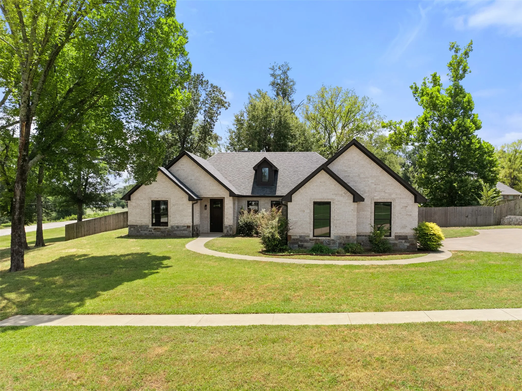 Single Family Residence For Sale in Smith County , 12109 Oak Grove Drive, Tyler, Texas 75706, 4 Bedroom, 3 Bathroom, 2 Garage spaces, 2,137 Sqft, built in 2019, mls#21351210, Real Estate Agent in Tyler, Homes For Sale in Smith county, Homes For Sale in Tyler, Realtor in Tyler Texas, Real Estate Brokerage Independent Realty Texas, Luminita Cordes Realtor