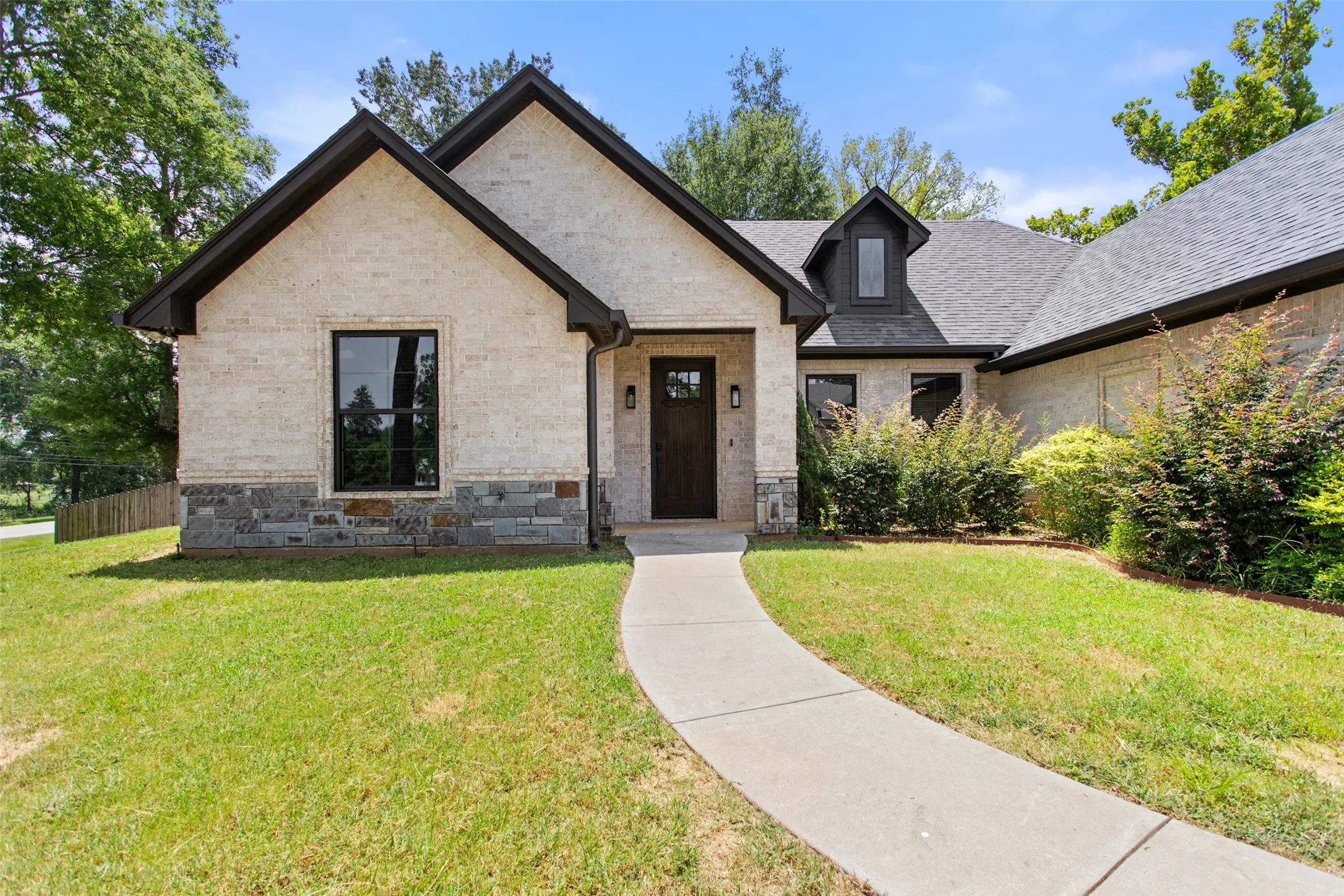 Single Family Residence For Sale in Smith County , 12109 Oak Grove Drive, Tyler, Texas 75706, 4 Bedroom, 3 Bathroom, 2 Garage spaces, 2,137 Sqft, built in 2019, mls#21351210, Real Estate Agent in Tyler, Homes For Sale in Smith county, Homes For Sale in Tyler, Realtor in Tyler Texas, Real Estate Brokerage Independent Realty Texas, Luminita Cordes Realtor