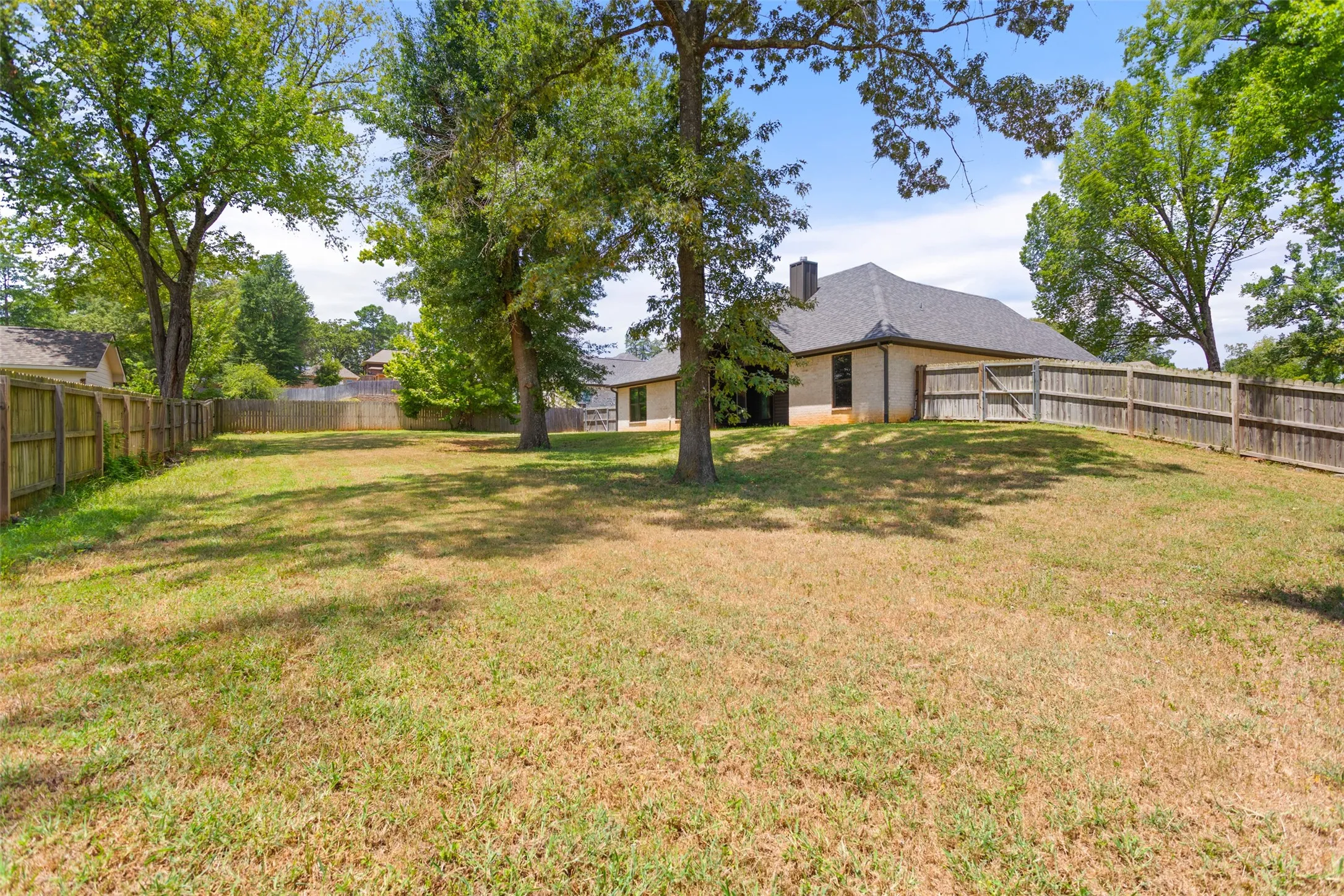 Single Family Residence For Sale in Smith County , 12109 Oak Grove Drive, Tyler, Texas 75706, 4 Bedroom, 3 Bathroom, 2 Garage spaces, 2,137 Sqft, built in 2019, mls#21351210, Real Estate Agent in Tyler, Homes For Sale in Smith county, Homes For Sale in Tyler, Realtor in Tyler Texas, Real Estate Brokerage Independent Realty Texas, Luminita Cordes Realtor
