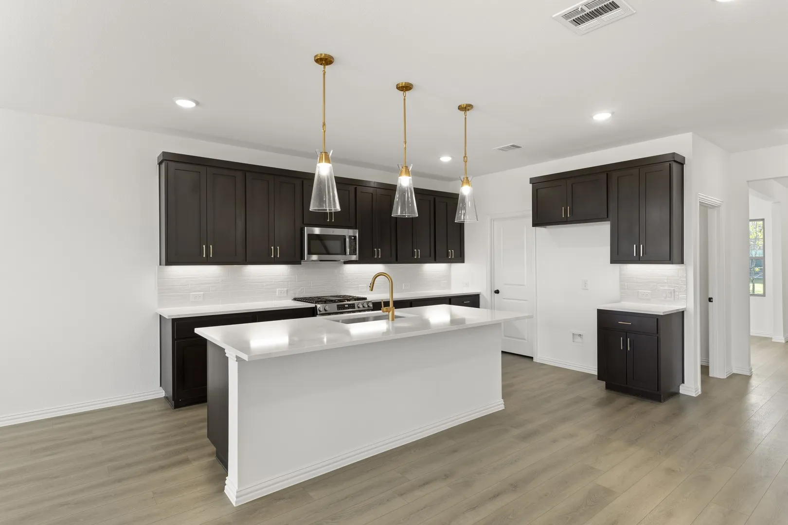 09. 761 Waterhouse Lake - Kitchen (2)