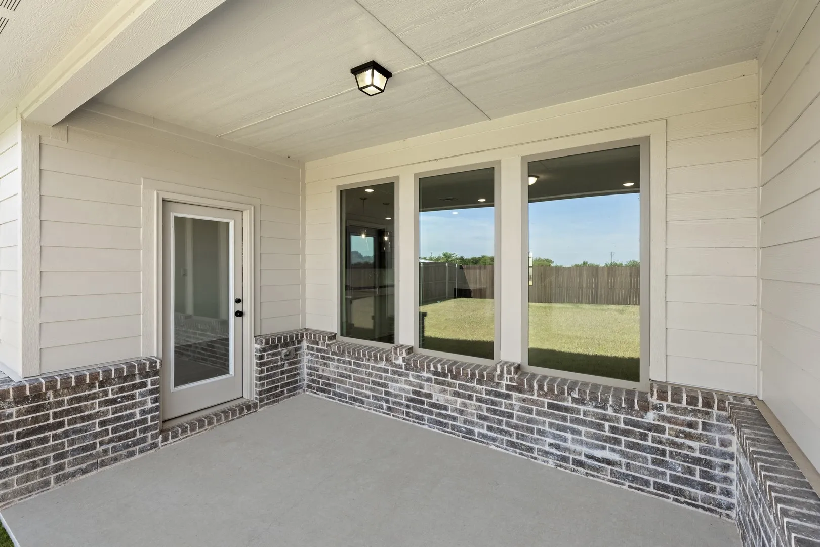 25. 761 Waterhouse Lake - Patio