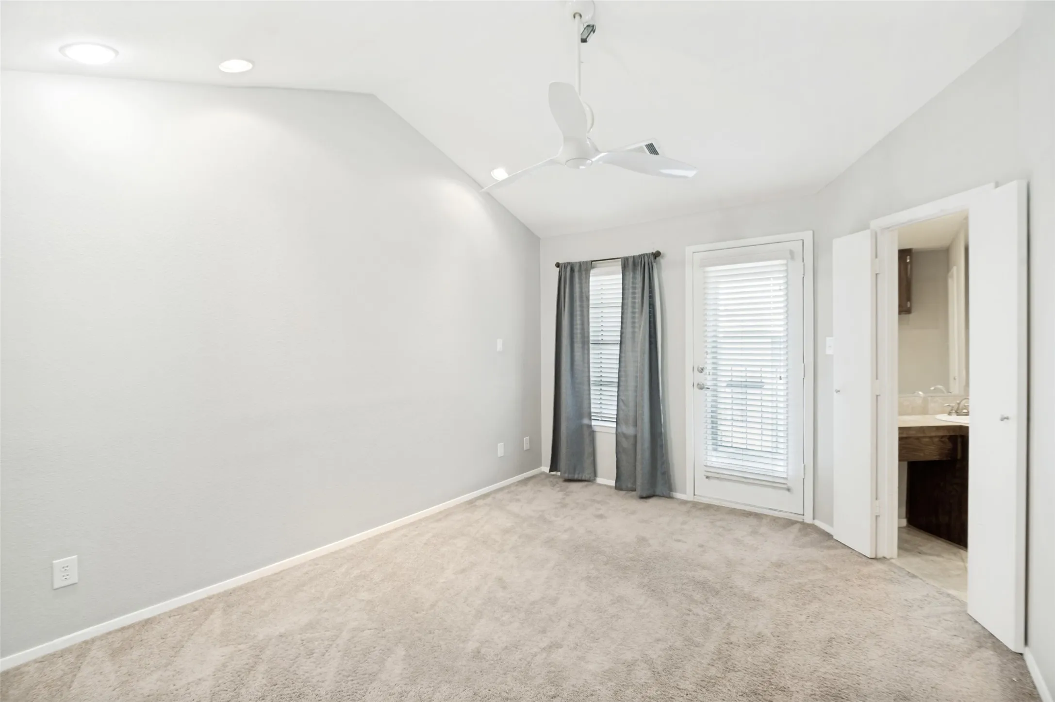 Condominium For Sale in Dallas County , 4203 Holland Avenue 10, Dallas, Texas 75219, 2 Bedroom, 3 Bathroom, 2 Garage spaces, 1,131 Sqft, built in 1985, mls#21350247, Real Estate Agent in Dallas, Homes For Sale in Dallas county, Homes For Sale in Dallas, Realtor in Dallas Texas, Real Estate Brokerage Independent Realty Texas, Luminita Cordes Realtor