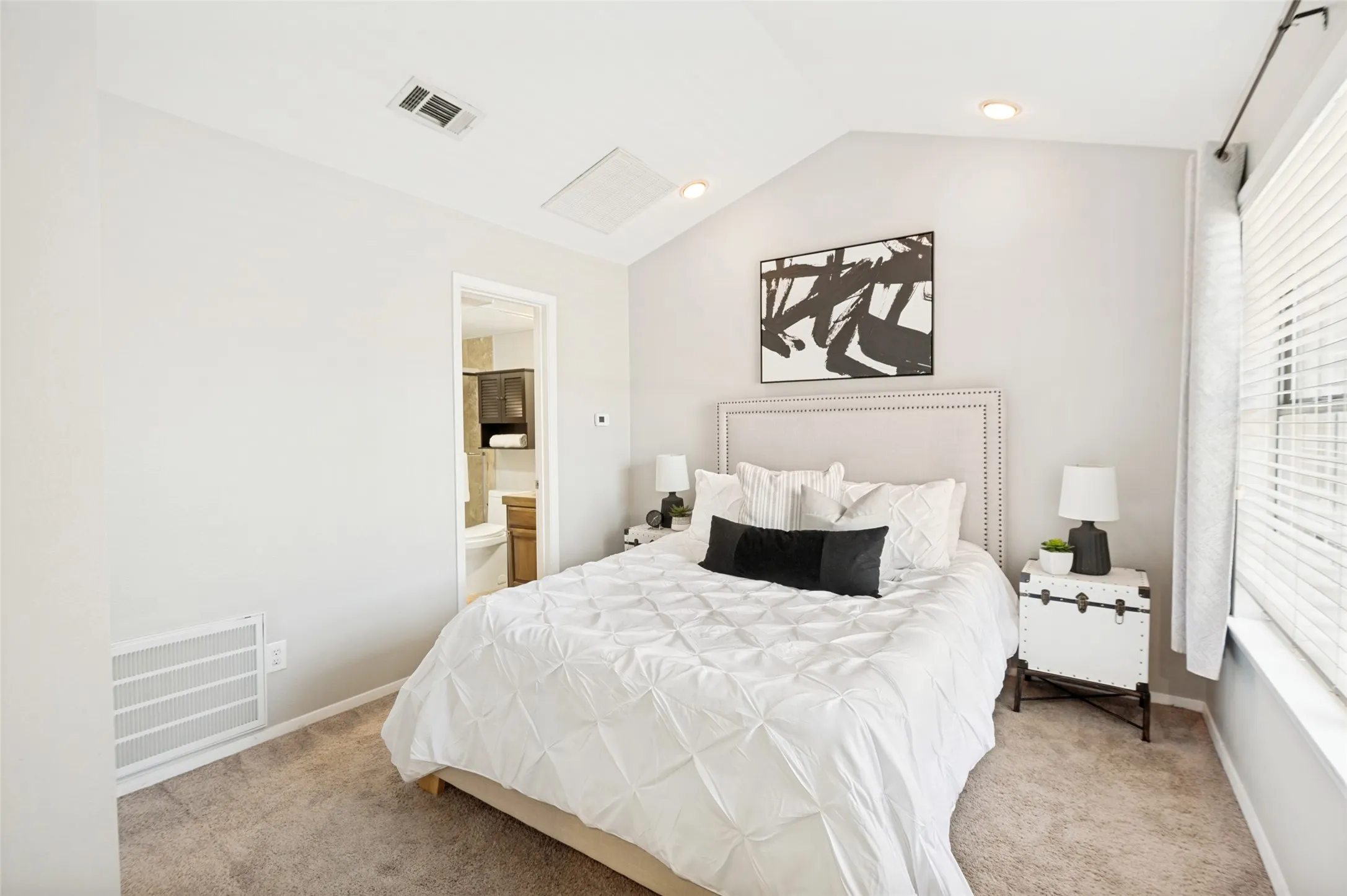 Condominium For Sale in Dallas County , 4203 Holland Avenue 10, Dallas, Texas 75219, 2 Bedroom, 3 Bathroom, 2 Garage spaces, 1,131 Sqft, built in 1985, mls#21350247, Real Estate Agent in Dallas, Homes For Sale in Dallas county, Homes For Sale in Dallas, Realtor in Dallas Texas, Real Estate Brokerage Independent Realty Texas, Luminita Cordes Realtor