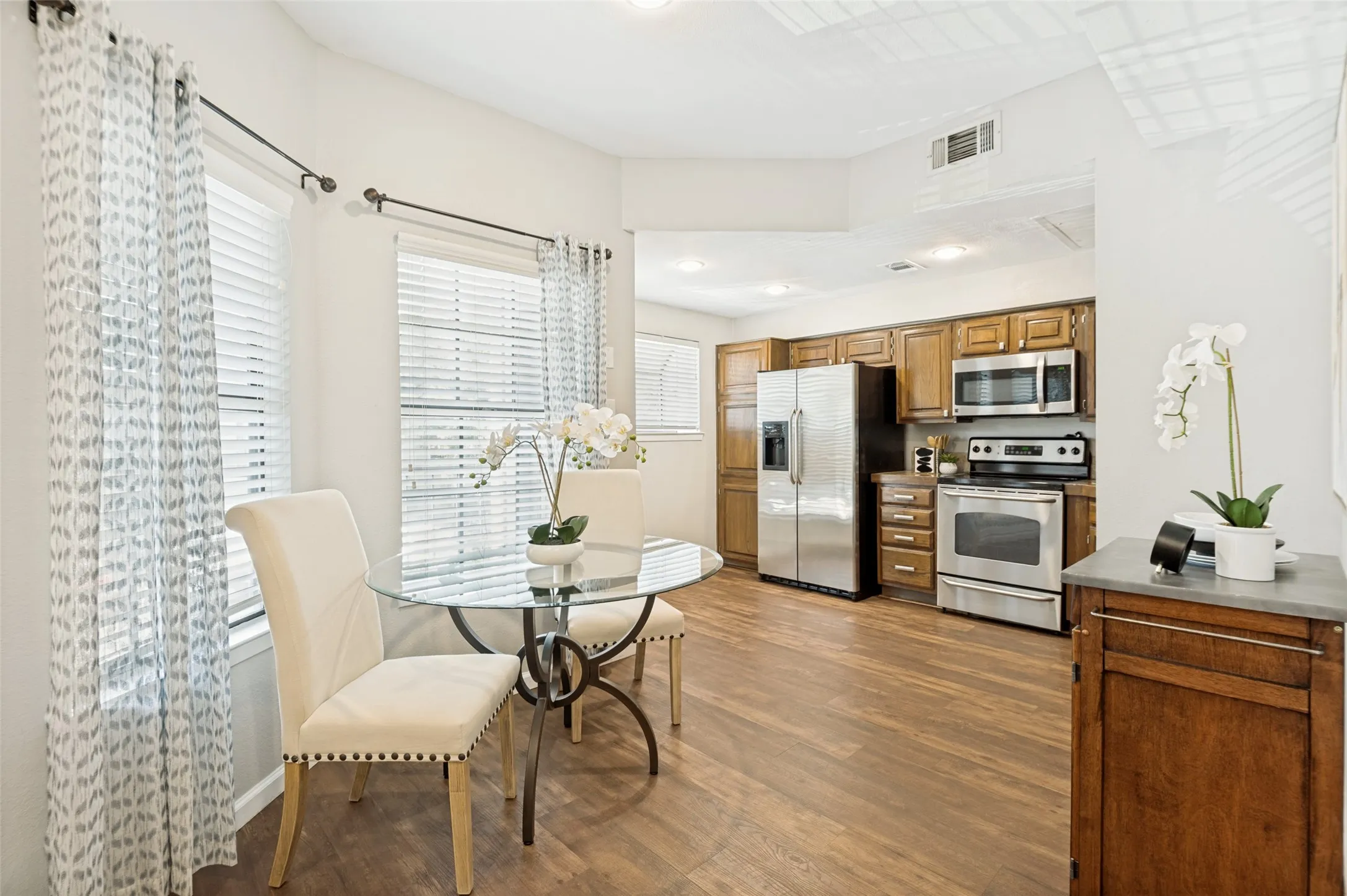 Condominium For Sale in Dallas County , 4203 Holland Avenue 10, Dallas, Texas 75219, 2 Bedroom, 3 Bathroom, 2 Garage spaces, 1,131 Sqft, built in 1985, mls#21350247, Real Estate Agent in Dallas, Homes For Sale in Dallas county, Homes For Sale in Dallas, Realtor in Dallas Texas, Real Estate Brokerage Independent Realty Texas, Luminita Cordes Realtor