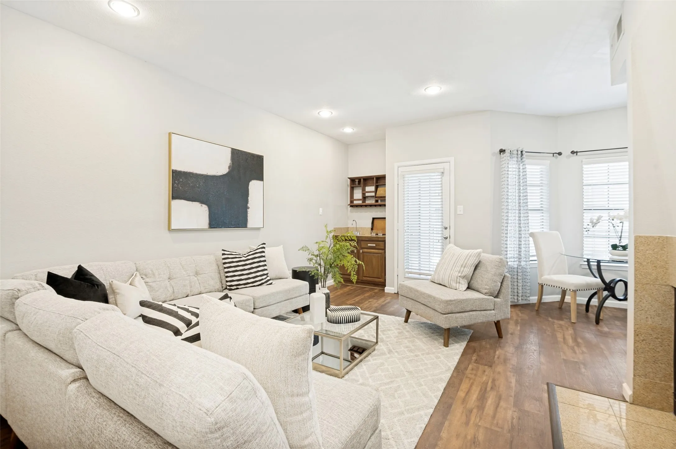 Condominium For Sale in Dallas County , 4203 Holland Avenue 10, Dallas, Texas 75219, 2 Bedroom, 3 Bathroom, 2 Garage spaces, 1,131 Sqft, built in 1985, mls#21350247, Real Estate Agent in Dallas, Homes For Sale in Dallas county, Homes For Sale in Dallas, Realtor in Dallas Texas, Real Estate Brokerage Independent Realty Texas, Luminita Cordes Realtor