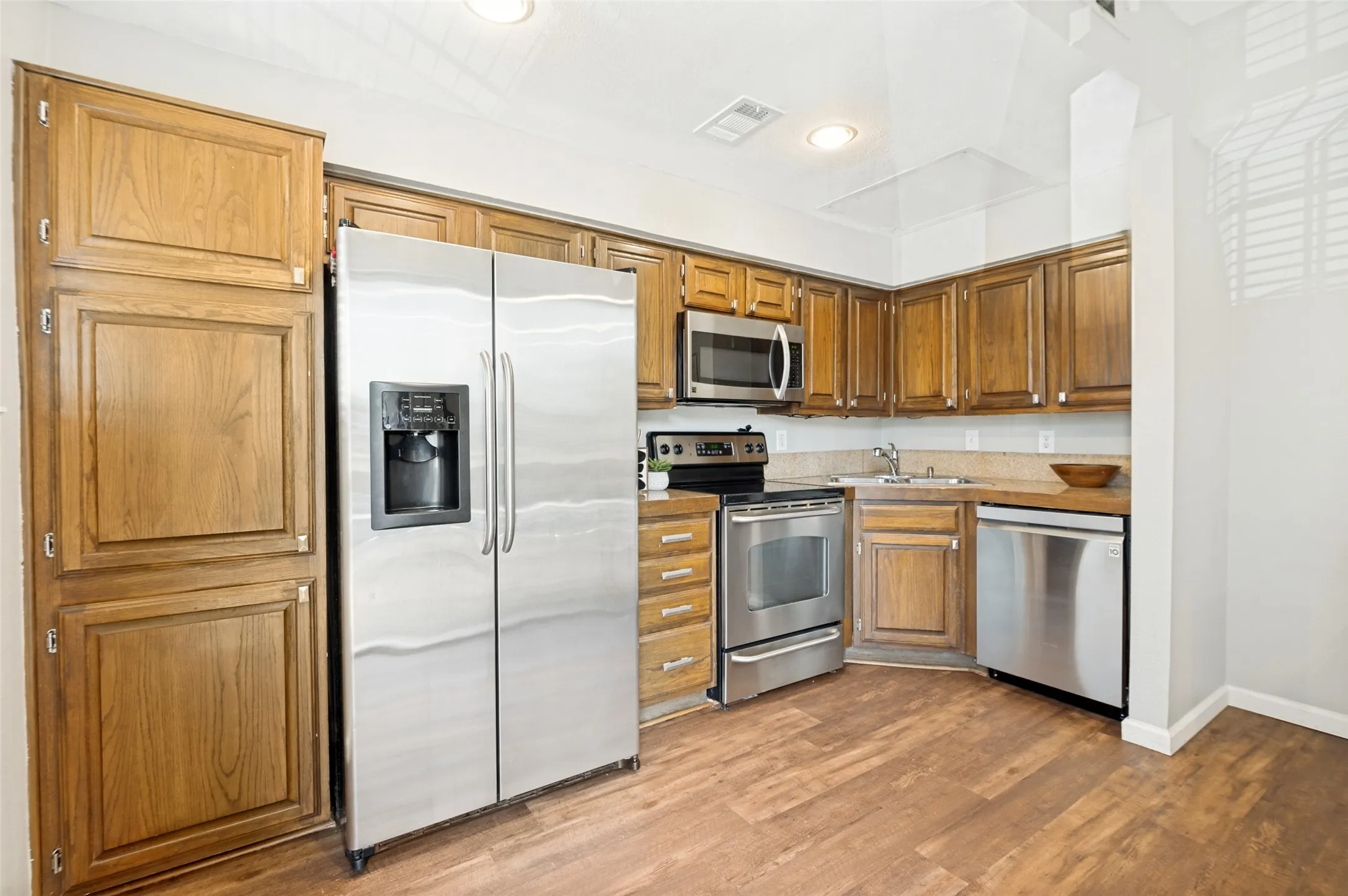 Condominium For Sale in Dallas County , 4203 Holland Avenue 10, Dallas, Texas 75219, 2 Bedroom, 3 Bathroom, 2 Garage spaces, 1,131 Sqft, built in 1985, mls#21350247, Real Estate Agent in Dallas, Homes For Sale in Dallas county, Homes For Sale in Dallas, Realtor in Dallas Texas, Real Estate Brokerage Independent Realty Texas, Luminita Cordes Realtor