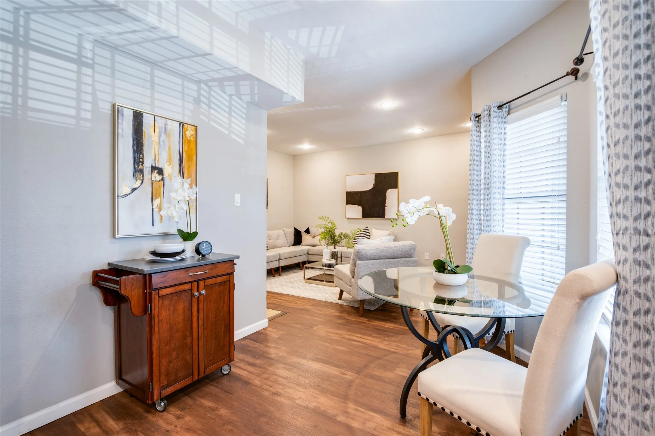 Condominium For Sale in Dallas County , 4203 Holland Avenue 10, Dallas, Texas 75219, 2 Bedroom, 3 Bathroom, 2 Garage spaces, 1,131 Sqft, built in 1985, mls#21350247, Real Estate Agent in Dallas, Homes For Sale in Dallas county, Homes For Sale in Dallas, Realtor in Dallas Texas, Real Estate Brokerage Independent Realty Texas, Luminita Cordes Realtor