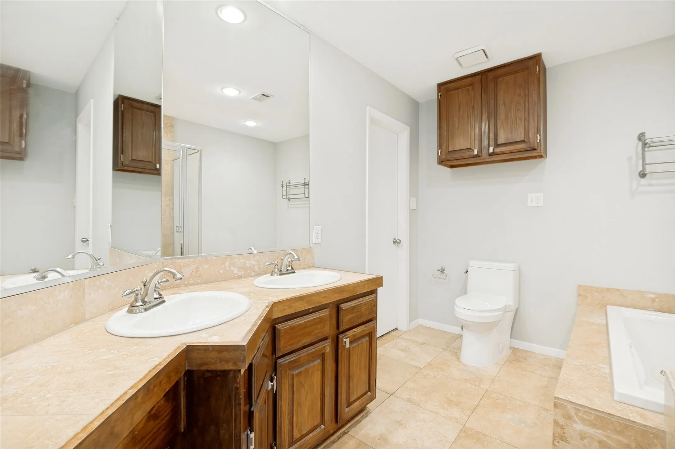 Condominium For Sale in Dallas County , 4203 Holland Avenue 10, Dallas, Texas 75219, 2 Bedroom, 3 Bathroom, 2 Garage spaces, 1,131 Sqft, built in 1985, mls#21350247, Real Estate Agent in Dallas, Homes For Sale in Dallas county, Homes For Sale in Dallas, Realtor in Dallas Texas, Real Estate Brokerage Independent Realty Texas, Luminita Cordes Realtor