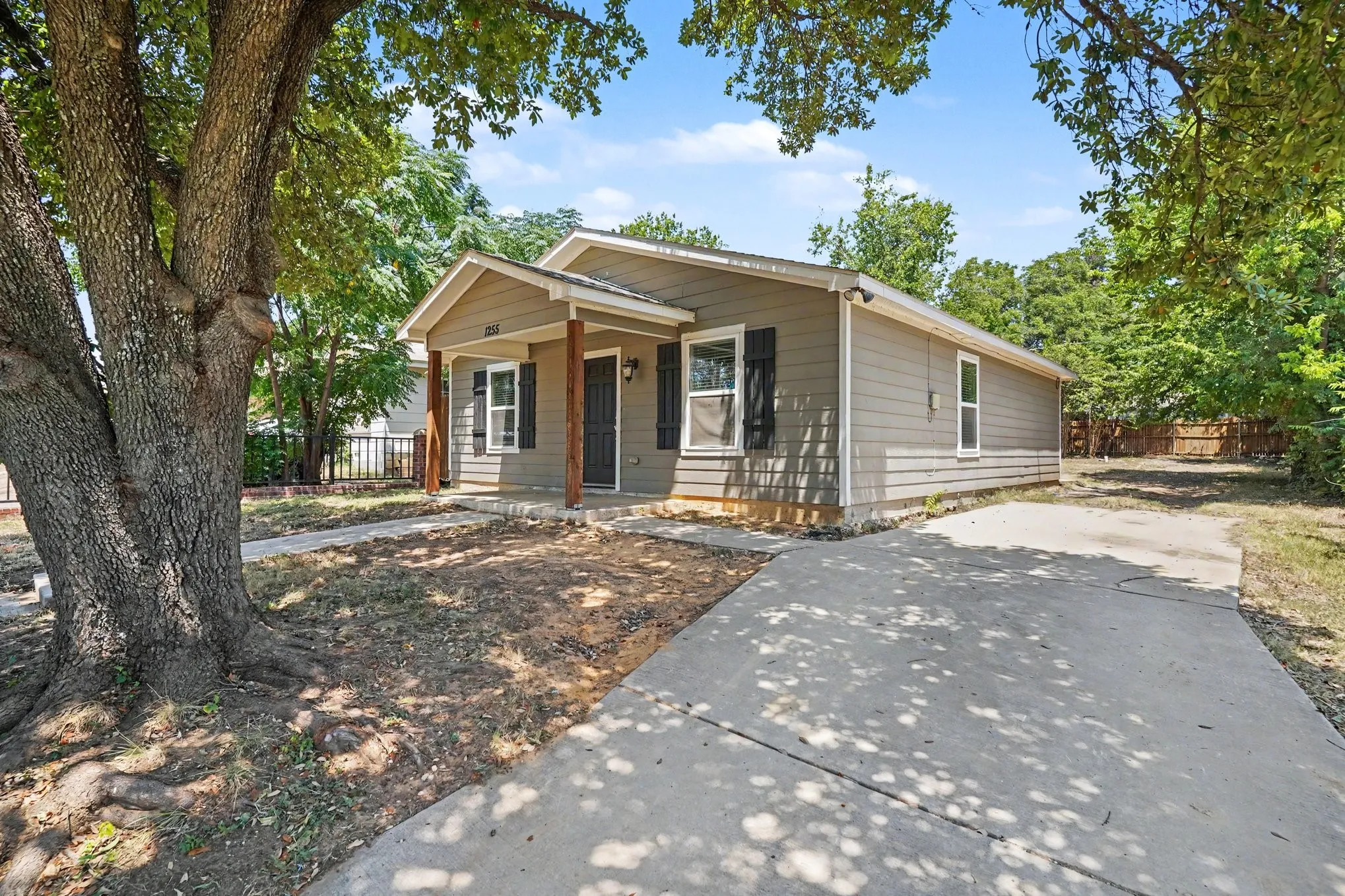 Single Family Residence For Sale in Tarrant County , 1255 E Davis Avenue, Fort Worth, Texas 76104, 3 Bedroom, 1 Bathroom, Garage spaces, 1,027 Sqft, built in 2019, mls#21351215, Real Estate Agent in Fort Worth, Homes For Sale in Tarrant county, Homes For Sale in Fort Worth, Realtor in Fort Worth Texas, Real Estate Brokerage Independent Realty Texas, Luminita Cordes Realtor
