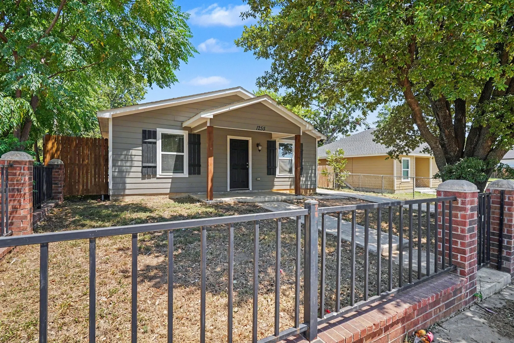 Single Family Residence For Sale in Tarrant County , 1255 E Davis Avenue, Fort Worth, Texas 76104, 3 Bedroom, 1 Bathroom, Garage spaces, 1,027 Sqft, built in 2019, mls#21351215, Real Estate Agent in Fort Worth, Homes For Sale in Tarrant county, Homes For Sale in Fort Worth, Realtor in Fort Worth Texas, Real Estate Brokerage Independent Realty Texas, Luminita Cordes Realtor