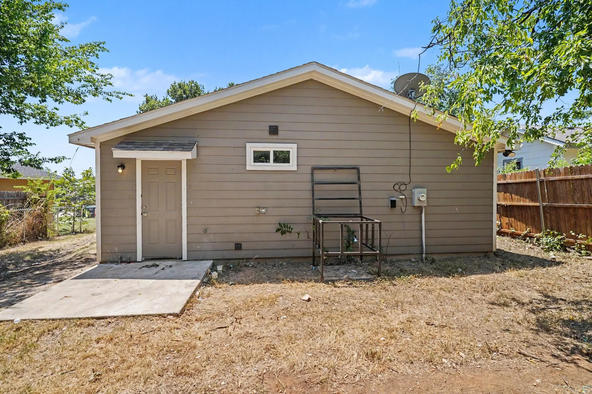 Single Family Residence For Sale in Tarrant County , 1255 E Davis Avenue, Fort Worth, Texas 76104, 3 Bedroom, 1 Bathroom, Garage spaces, 1,027 Sqft, built in 2019, mls#21351215, Real Estate Agent in Fort Worth, Homes For Sale in Tarrant county, Homes For Sale in Fort Worth, Realtor in Fort Worth Texas, Real Estate Brokerage Independent Realty Texas, Luminita Cordes Realtor