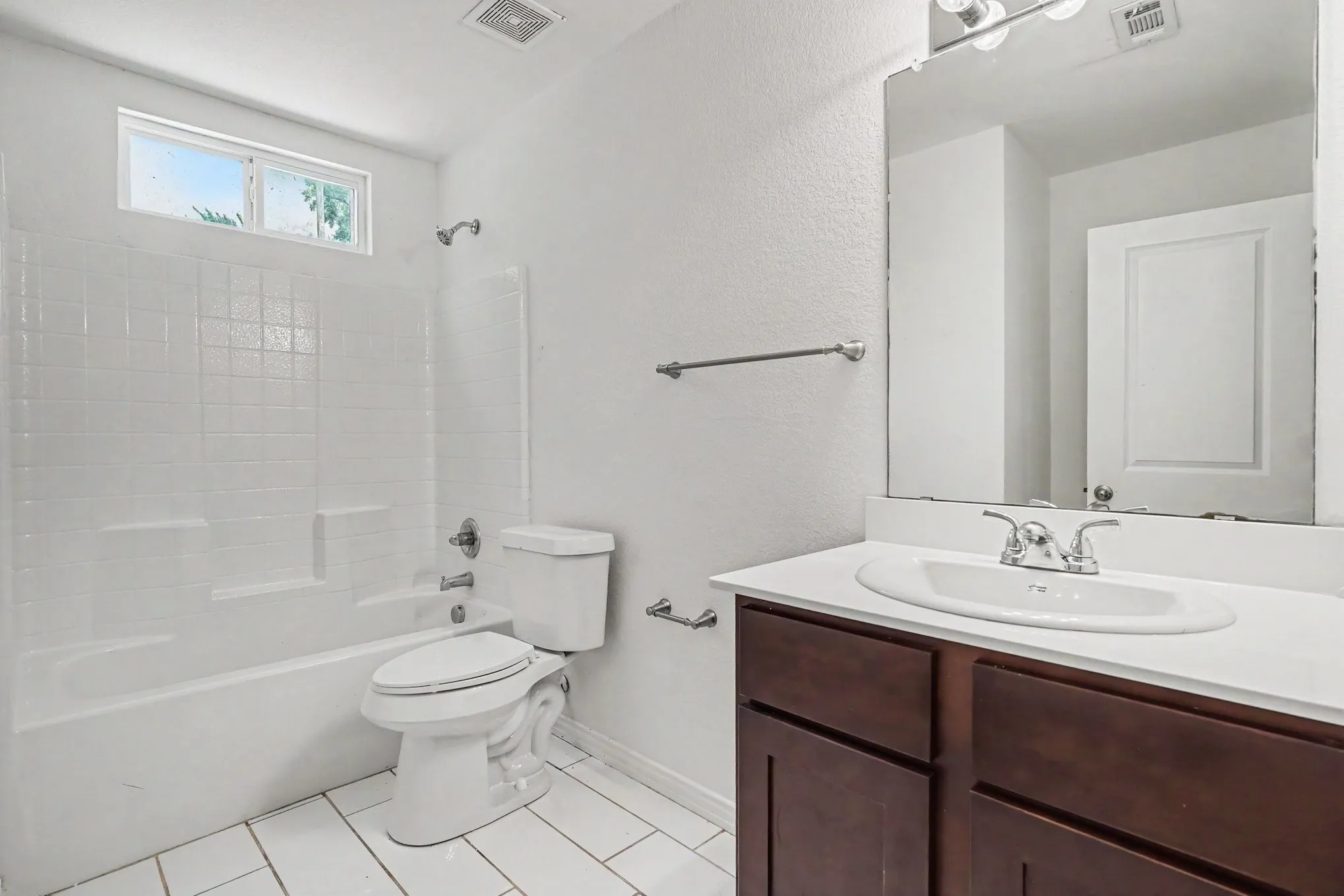 Single Family Residence For Sale in Tarrant County , 1255 E Davis Avenue, Fort Worth, Texas 76104, 3 Bedroom, 1 Bathroom, Garage spaces, 1,027 Sqft, built in 2019, mls#21351215, Real Estate Agent in Fort Worth, Homes For Sale in Tarrant county, Homes For Sale in Fort Worth, Realtor in Fort Worth Texas, Real Estate Brokerage Independent Realty Texas, Luminita Cordes Realtor