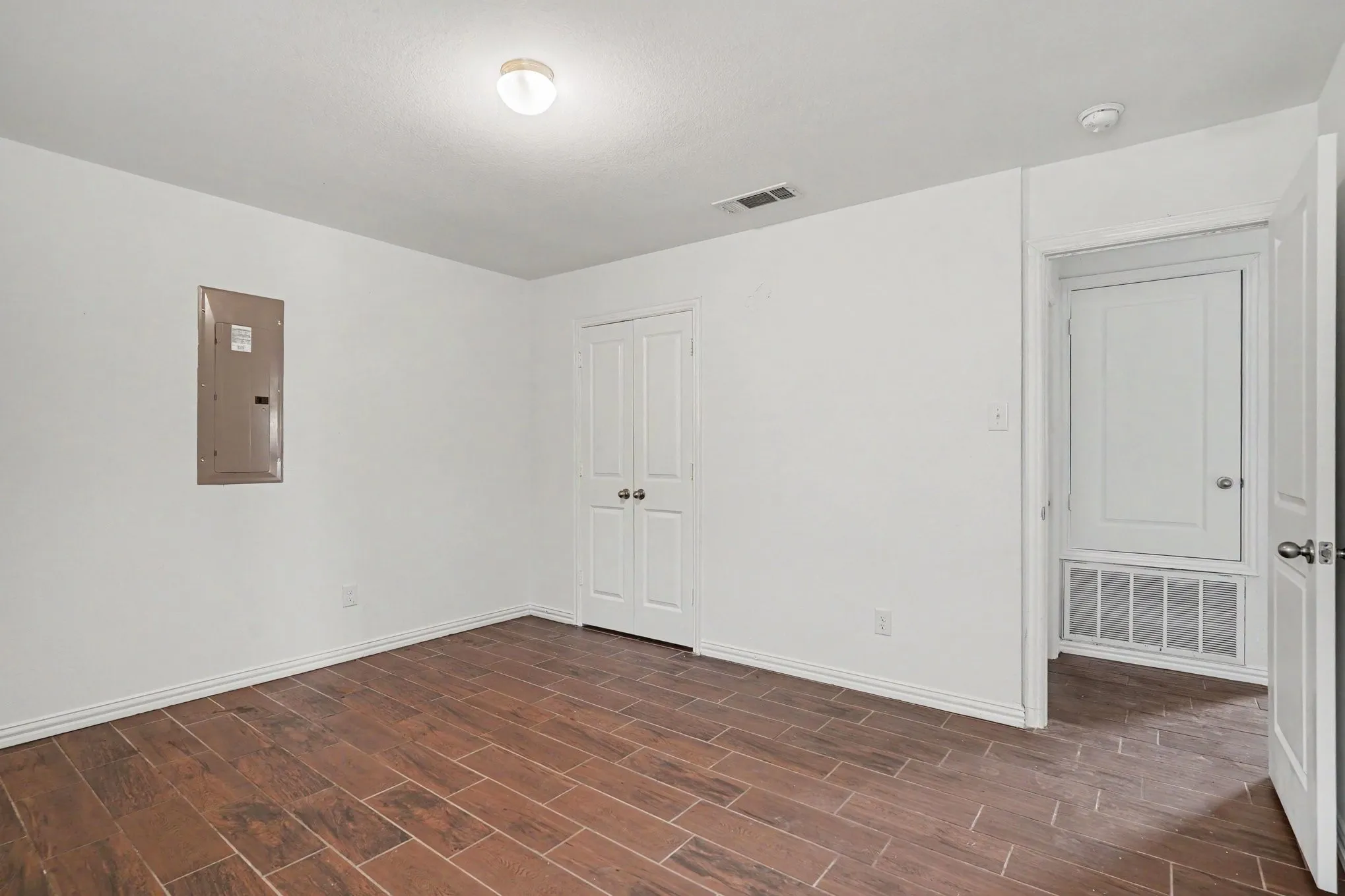 Single Family Residence For Sale in Tarrant County , 1255 E Davis Avenue, Fort Worth, Texas 76104, 3 Bedroom, 1 Bathroom, Garage spaces, 1,027 Sqft, built in 2019, mls#21351215, Real Estate Agent in Fort Worth, Homes For Sale in Tarrant county, Homes For Sale in Fort Worth, Realtor in Fort Worth Texas, Real Estate Brokerage Independent Realty Texas, Luminita Cordes Realtor