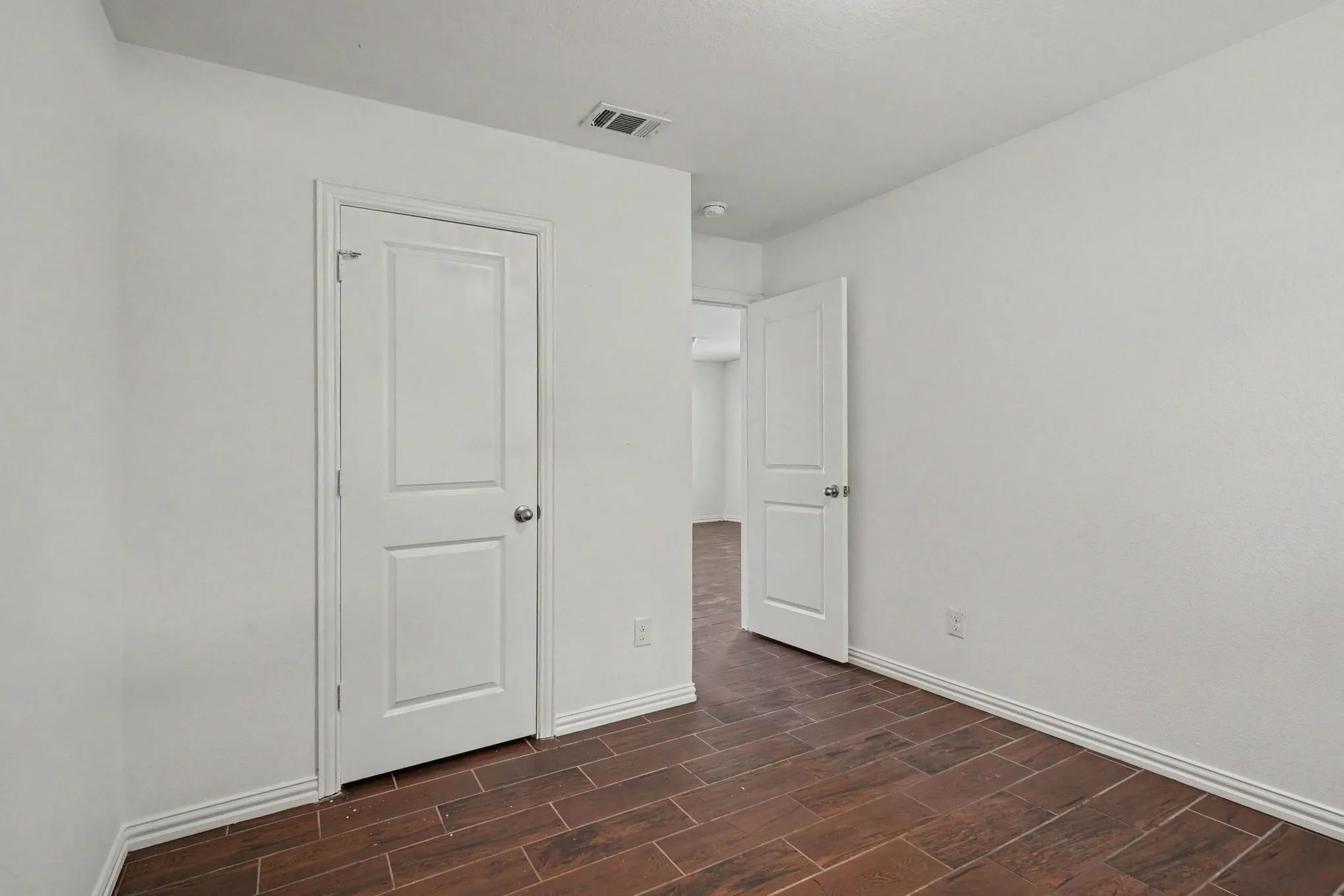 Single Family Residence For Sale in Tarrant County , 1255 E Davis Avenue, Fort Worth, Texas 76104, 3 Bedroom, 1 Bathroom, Garage spaces, 1,027 Sqft, built in 2019, mls#21351215, Real Estate Agent in Fort Worth, Homes For Sale in Tarrant county, Homes For Sale in Fort Worth, Realtor in Fort Worth Texas, Real Estate Brokerage Independent Realty Texas, Luminita Cordes Realtor