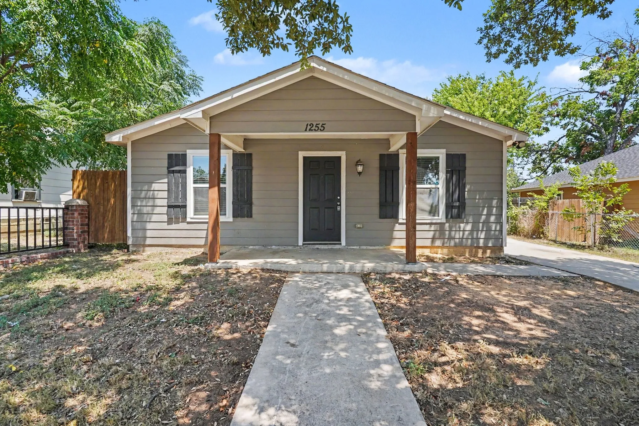 Single Family Residence For Sale in Tarrant County , 1255 E Davis Avenue, Fort Worth, Texas 76104, 3 Bedroom, 1 Bathroom, Garage spaces, 1,027 Sqft, built in 2019, mls#21351215, Real Estate Agent in Fort Worth, Homes For Sale in Tarrant county, Homes For Sale in Fort Worth, Realtor in Fort Worth Texas, Real Estate Brokerage Independent Realty Texas, Luminita Cordes Realtor