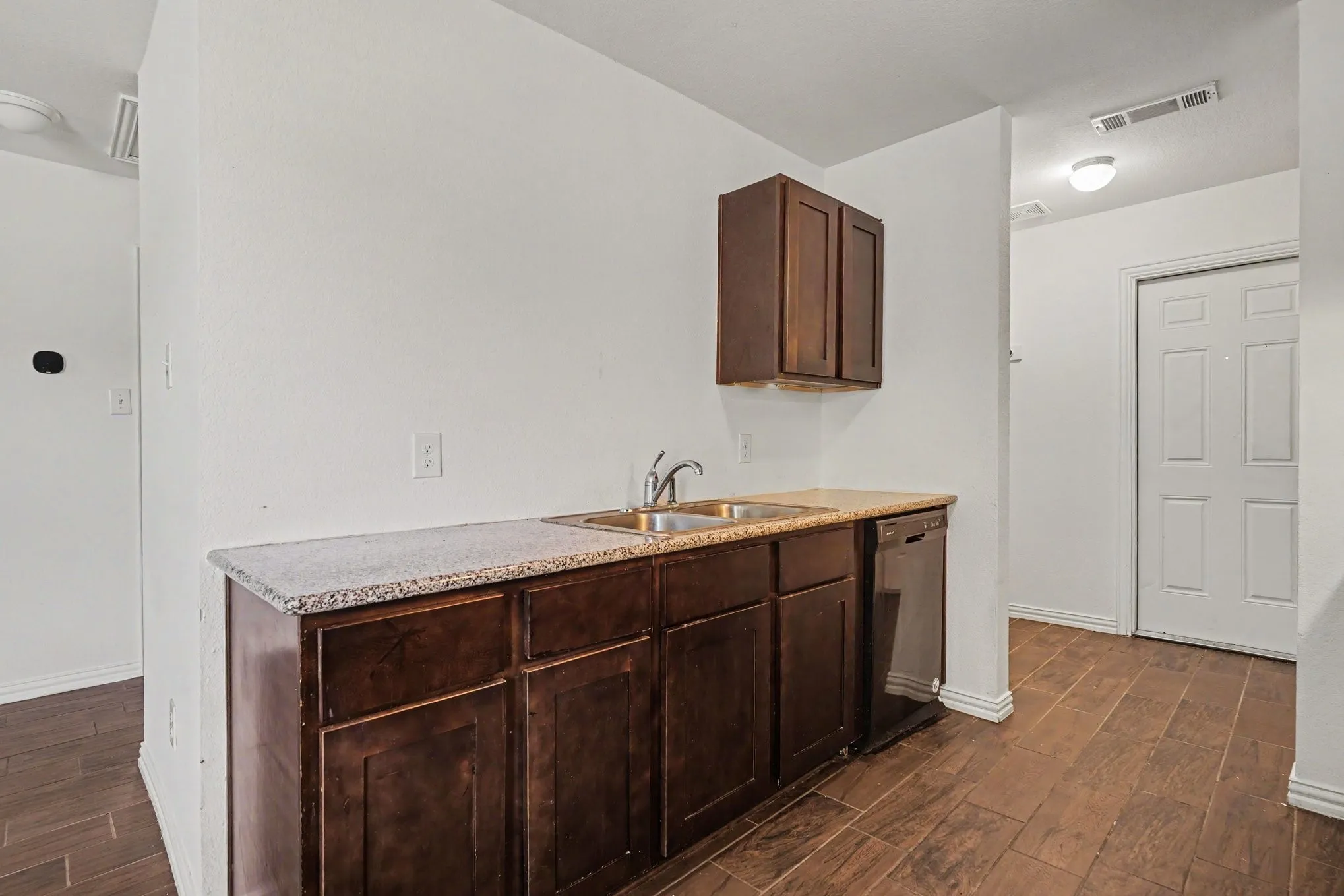 Single Family Residence For Sale in Tarrant County , 1255 E Davis Avenue, Fort Worth, Texas 76104, 3 Bedroom, 1 Bathroom, Garage spaces, 1,027 Sqft, built in 2019, mls#21351215, Real Estate Agent in Fort Worth, Homes For Sale in Tarrant county, Homes For Sale in Fort Worth, Realtor in Fort Worth Texas, Real Estate Brokerage Independent Realty Texas, Luminita Cordes Realtor