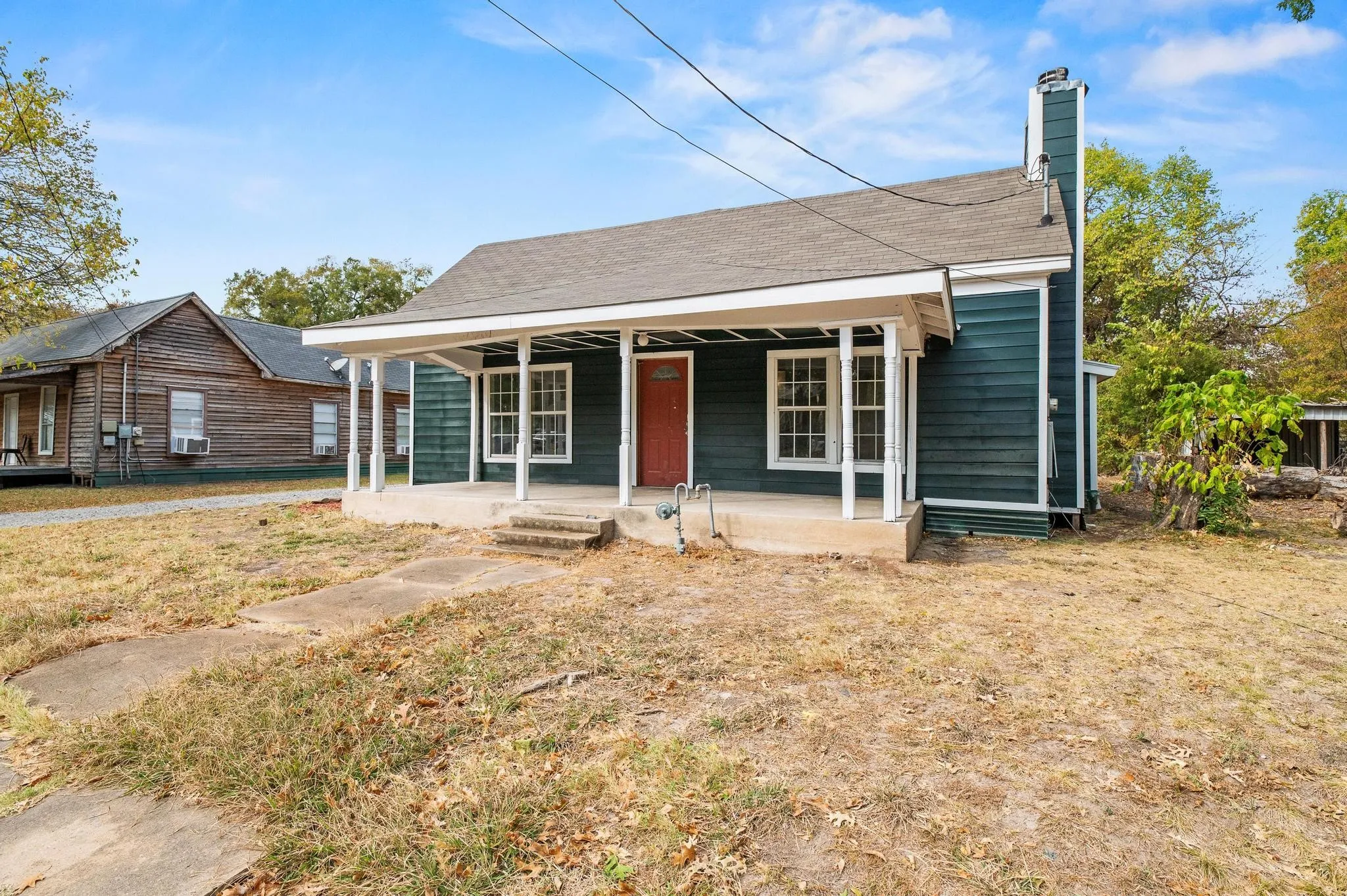 Single Family Residence For Sale in Fannin County , 1008 W 10th Street, Bonham, Texas 75418, 2 Bedroom, 2 Bathroom, Garage spaces, 1,117 Sqft, built in 1930, Price $149,900, mls#21351153, Real Estate Agent in Bonham, Homes For Sale in Fannin county, Homes For Sale in Bonham, Realtor in Bonham Texas, Real Estate Brokerage Independent Realty Texas, Luminita Cordes Realtor