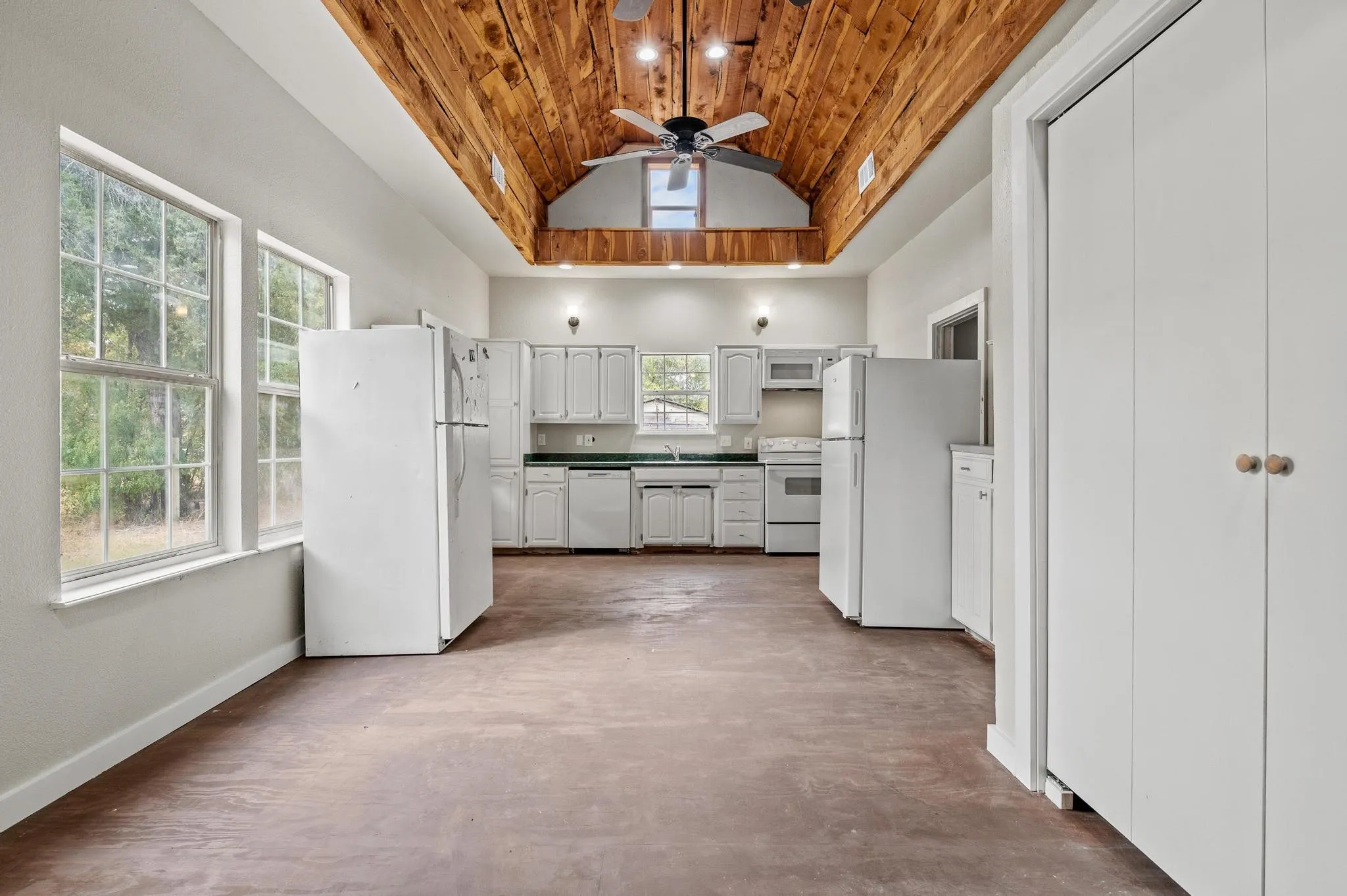 Single Family Residence For Sale in Fannin County , 1008 W 10th Street, Bonham, Texas 75418, 2 Bedroom, 2 Bathroom, Garage spaces, 1,117 Sqft, built in 1930, Price $149,900, mls#21351153, Real Estate Agent in Bonham, Homes For Sale in Fannin county, Homes For Sale in Bonham, Realtor in Bonham Texas, Real Estate Brokerage Independent Realty Texas, Luminita Cordes Realtor