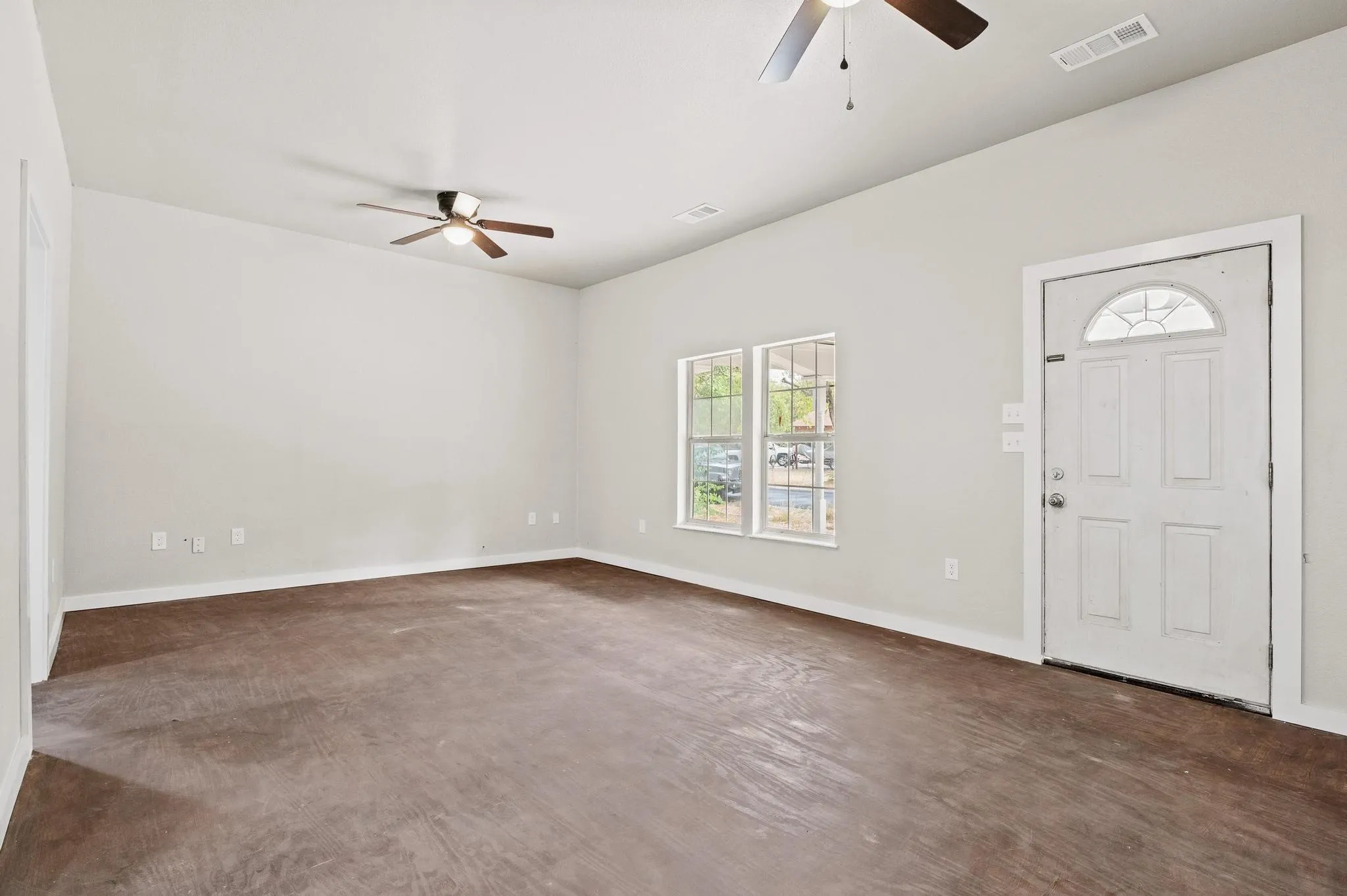 Single Family Residence For Sale in Fannin County , 1008 W 10th Street, Bonham, Texas 75418, 2 Bedroom, 2 Bathroom, Garage spaces, 1,117 Sqft, built in 1930, Price $149,900, mls#21351153, Real Estate Agent in Bonham, Homes For Sale in Fannin county, Homes For Sale in Bonham, Realtor in Bonham Texas, Real Estate Brokerage Independent Realty Texas, Luminita Cordes Realtor