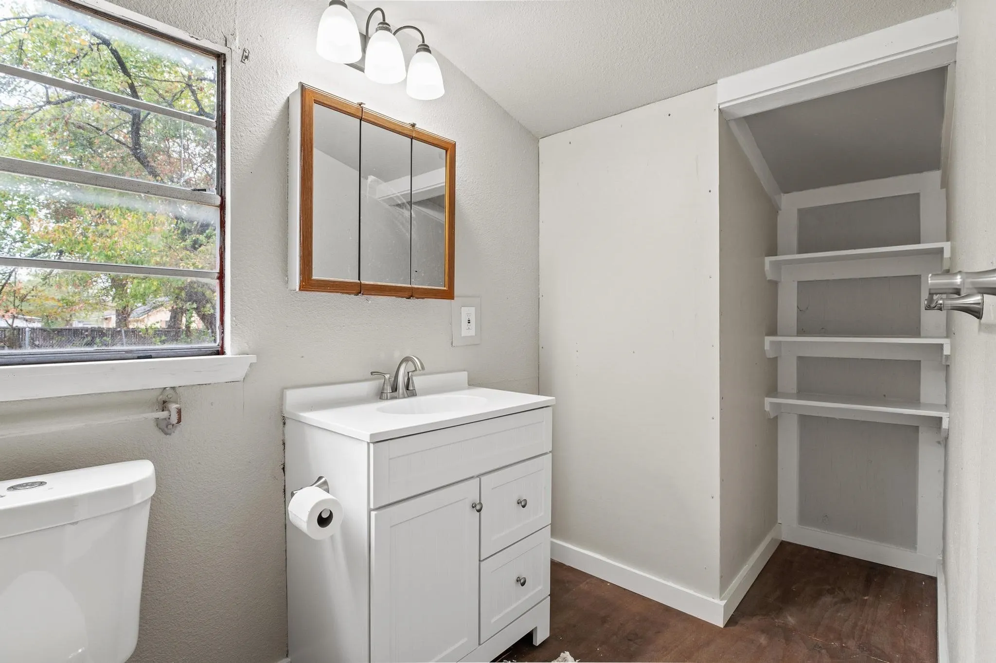 Single Family Residence For Sale in Fannin County , 1008 W 10th Street, Bonham, Texas 75418, 2 Bedroom, 2 Bathroom, Garage spaces, 1,117 Sqft, built in 1930, Price $149,900, mls#21351153, Real Estate Agent in Bonham, Homes For Sale in Fannin county, Homes For Sale in Bonham, Realtor in Bonham Texas, Real Estate Brokerage Independent Realty Texas, Luminita Cordes Realtor