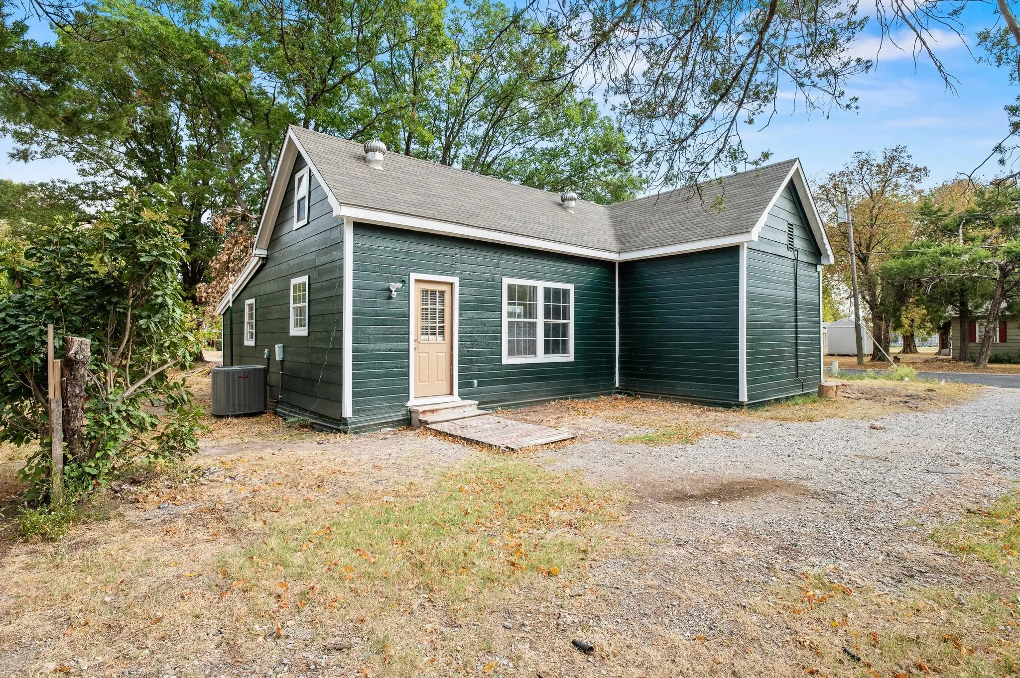 Single Family Residence For Sale in Fannin County , 1008 W 10th Street, Bonham, Texas 75418, 2 Bedroom, 2 Bathroom, Garage spaces, 1,117 Sqft, built in 1930, Price $149,900, mls#21351153, Real Estate Agent in Bonham, Homes For Sale in Fannin county, Homes For Sale in Bonham, Realtor in Bonham Texas, Real Estate Brokerage Independent Realty Texas, Luminita Cordes Realtor