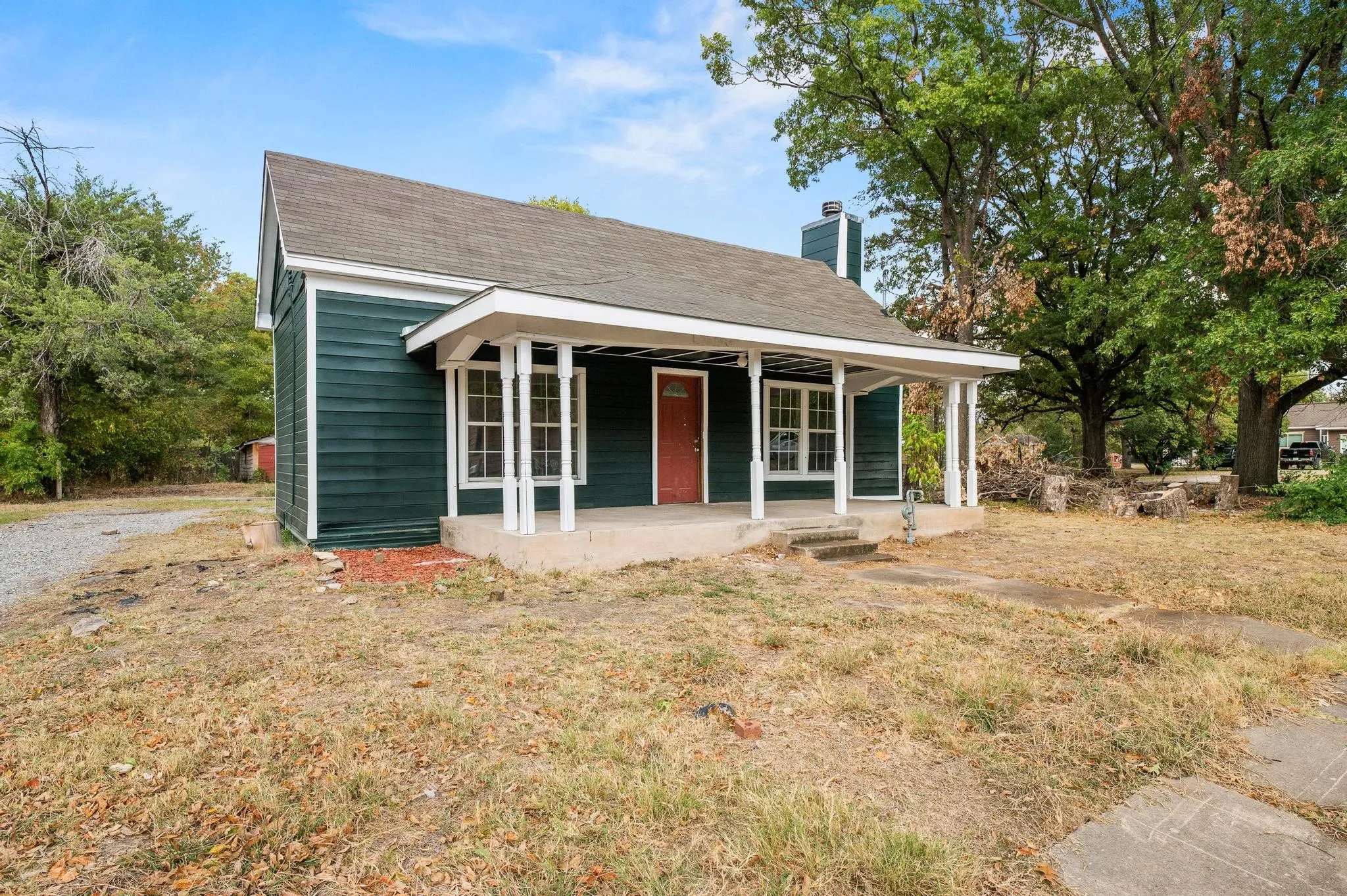 Single Family Residence For Sale in Fannin County , 1008 W 10th Street, Bonham, Texas 75418, 2 Bedroom, 2 Bathroom, Garage spaces, 1,117 Sqft, built in 1930, Price $149,900, mls#21351153, Real Estate Agent in Bonham, Homes For Sale in Fannin county, Homes For Sale in Bonham, Realtor in Bonham Texas, Real Estate Brokerage Independent Realty Texas, Luminita Cordes Realtor