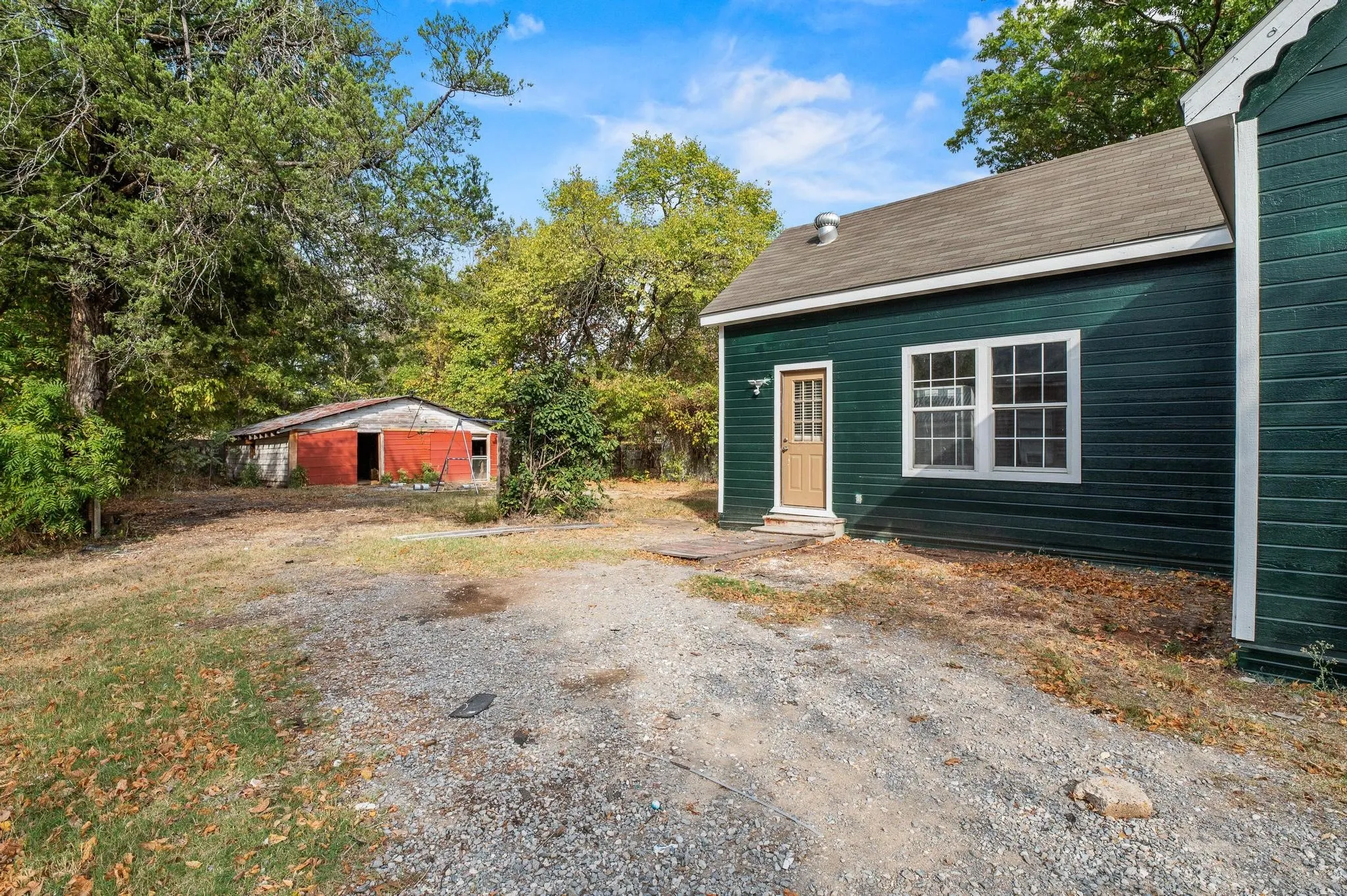 Single Family Residence For Sale in Fannin County , 1008 W 10th Street, Bonham, Texas 75418, 2 Bedroom, 2 Bathroom, Garage spaces, 1,117 Sqft, built in 1930, Price $149,900, mls#21351153, Real Estate Agent in Bonham, Homes For Sale in Fannin county, Homes For Sale in Bonham, Realtor in Bonham Texas, Real Estate Brokerage Independent Realty Texas, Luminita Cordes Realtor
