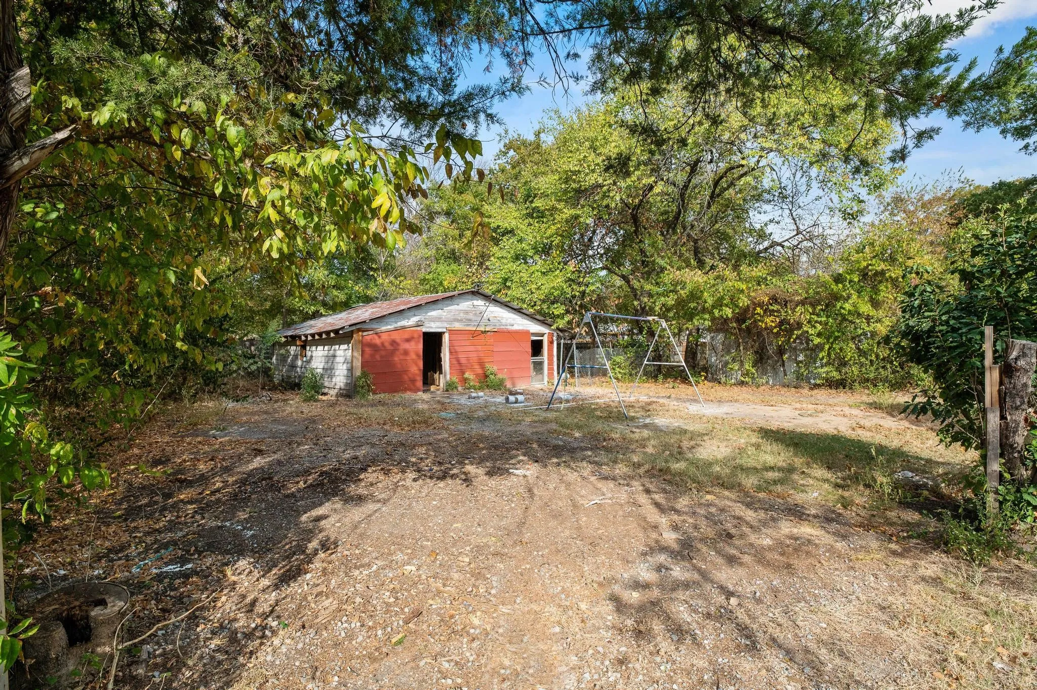 Single Family Residence For Sale in Fannin County , 1008 W 10th Street, Bonham, Texas 75418, 2 Bedroom, 2 Bathroom, Garage spaces, 1,117 Sqft, built in 1930, Price $149,900, mls#21351153, Real Estate Agent in Bonham, Homes For Sale in Fannin county, Homes For Sale in Bonham, Realtor in Bonham Texas, Real Estate Brokerage Independent Realty Texas, Luminita Cordes Realtor