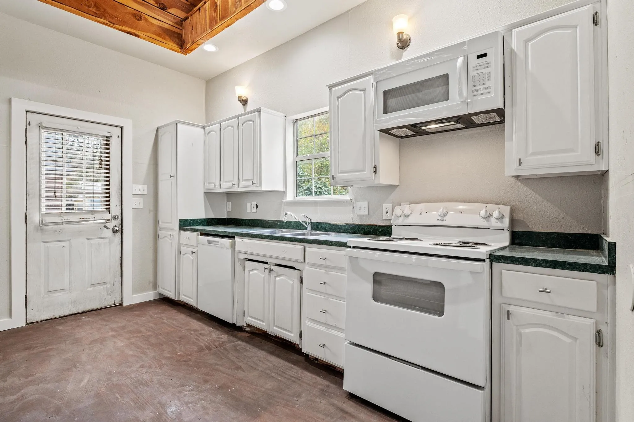 Single Family Residence For Sale in Fannin County , 1008 W 10th Street, Bonham, Texas 75418, 2 Bedroom, 2 Bathroom, Garage spaces, 1,117 Sqft, built in 1930, Price $149,900, mls#21351153, Real Estate Agent in Bonham, Homes For Sale in Fannin county, Homes For Sale in Bonham, Realtor in Bonham Texas, Real Estate Brokerage Independent Realty Texas, Luminita Cordes Realtor