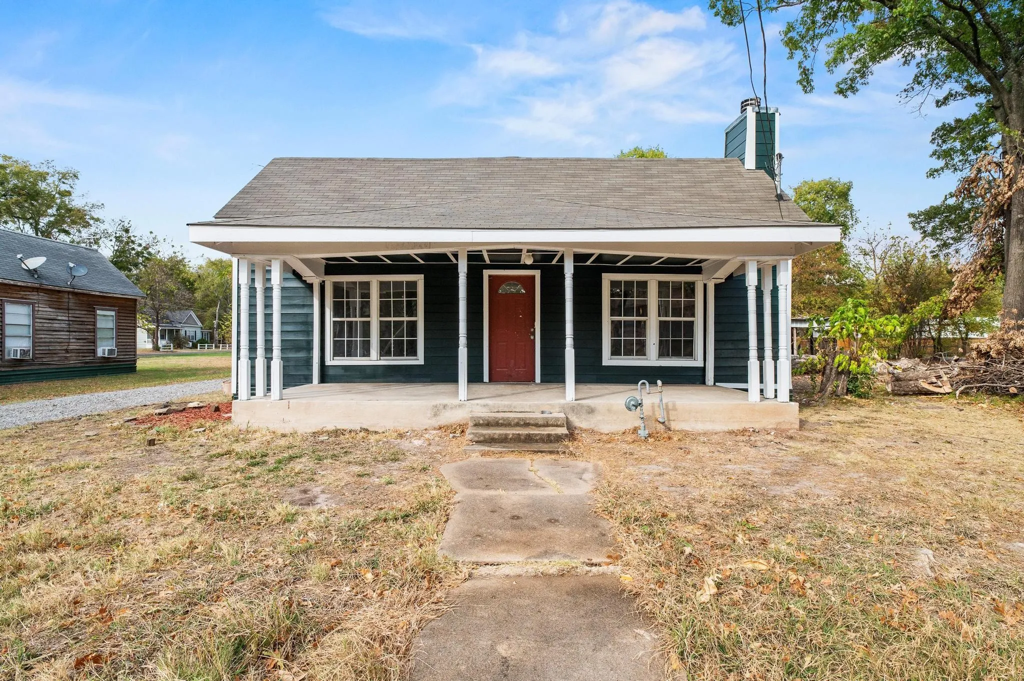 Single Family Residence For Sale in Fannin County , 1008 W 10th Street, Bonham, Texas 75418, 2 Bedroom, 2 Bathroom, Garage spaces, 1,117 Sqft, built in 1930, Price $149,900, mls#21351153, Real Estate Agent in Bonham, Homes For Sale in Fannin county, Homes For Sale in Bonham, Realtor in Bonham Texas, Real Estate Brokerage Independent Realty Texas, Luminita Cordes Realtor