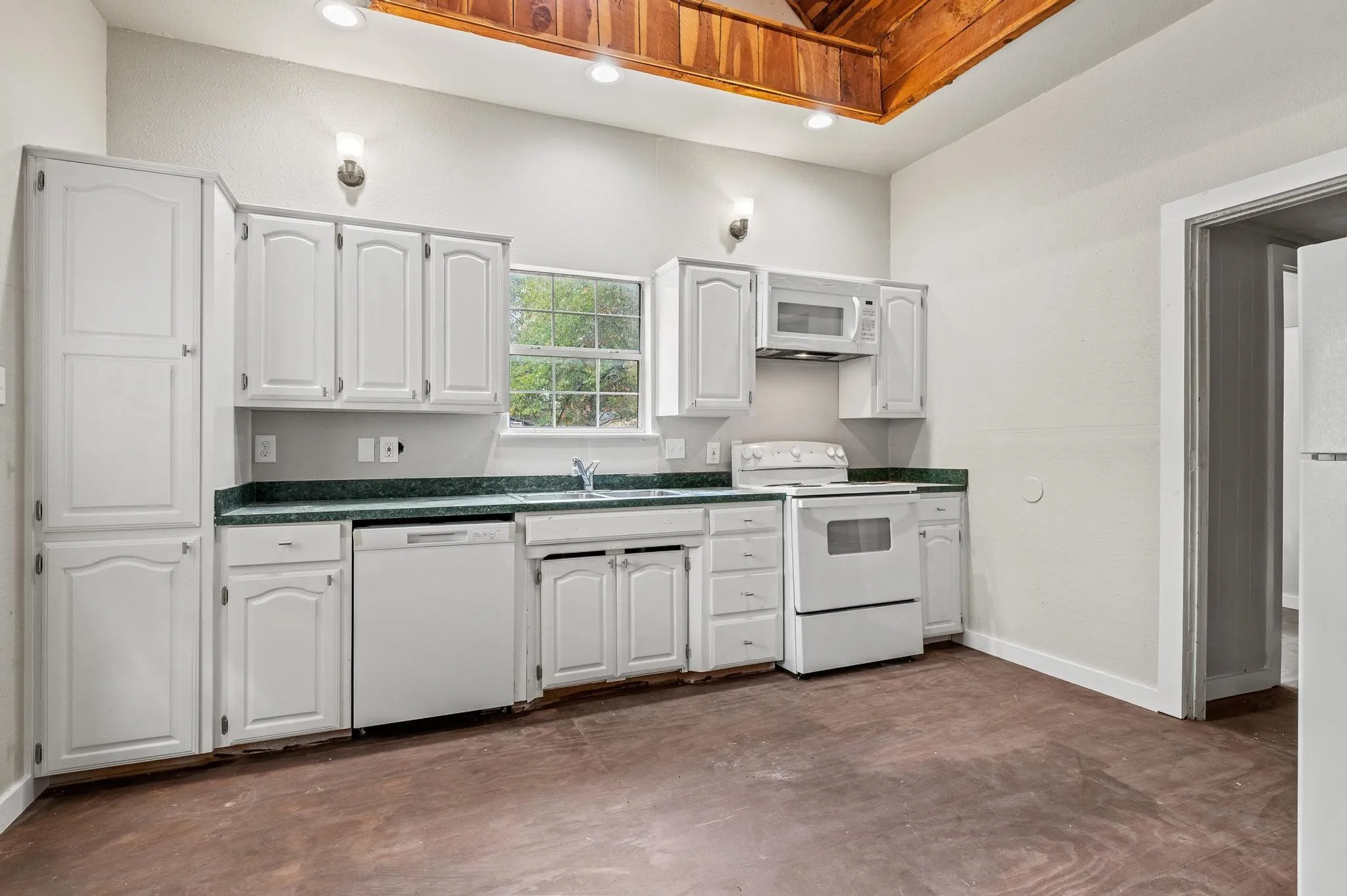Single Family Residence For Sale in Fannin County , 1008 W 10th Street, Bonham, Texas 75418, 2 Bedroom, 2 Bathroom, Garage spaces, 1,117 Sqft, built in 1930, Price $149,900, mls#21351153, Real Estate Agent in Bonham, Homes For Sale in Fannin county, Homes For Sale in Bonham, Realtor in Bonham Texas, Real Estate Brokerage Independent Realty Texas, Luminita Cordes Realtor