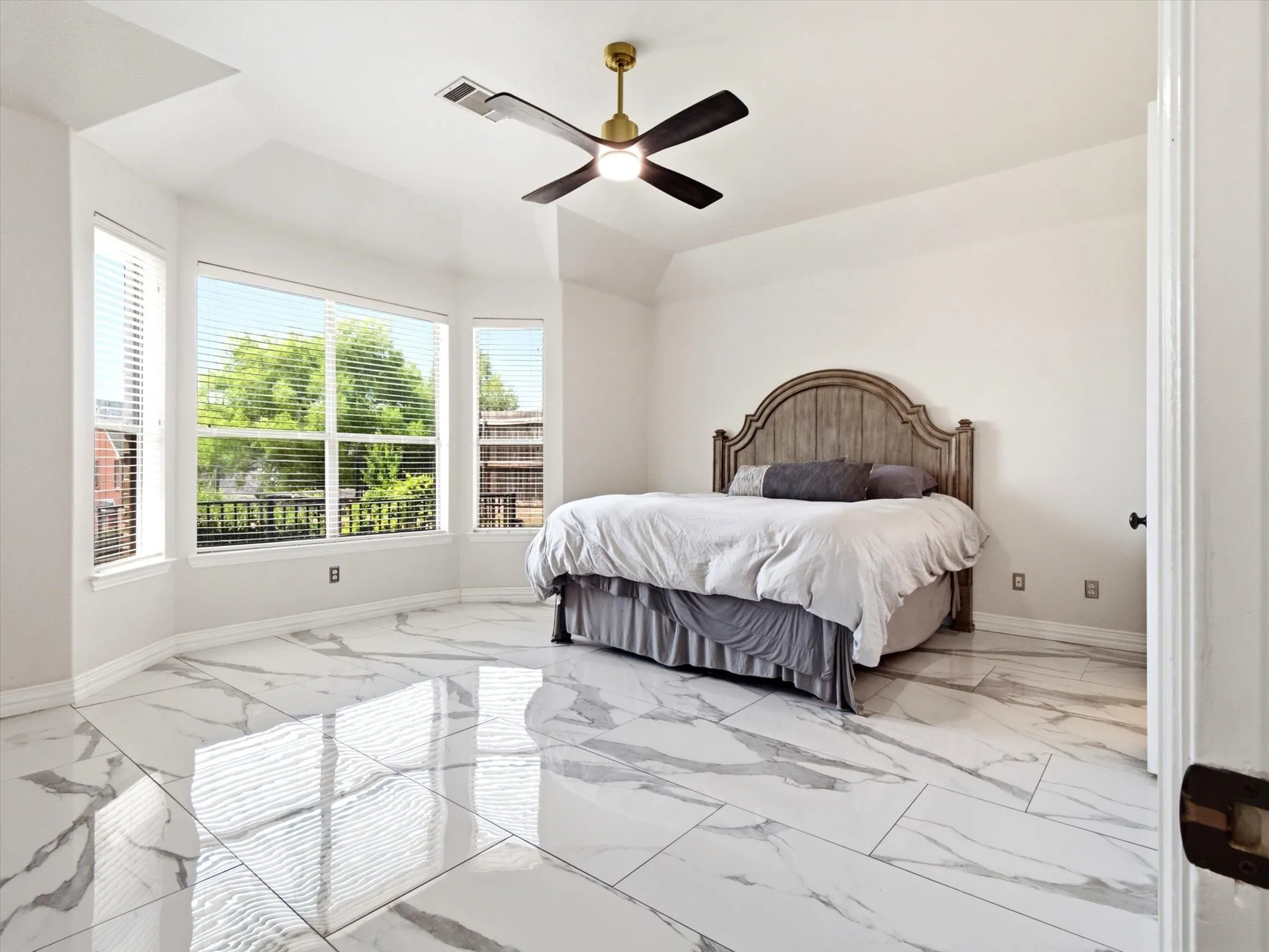 Single Family Residence For Sale in Tarrant County , 4956 Exposition Way, Fort Worth, Texas 76244, 5 Bedroom, 3 Bathroom, 2 Garage spaces, 3,443 Sqft, built in 2006, mls#21351206, Real Estate Agent in Fort Worth, Homes For Sale in Tarrant county, Homes For Sale in Fort Worth, Realtor in Fort Worth Texas, Real Estate Brokerage Independent Realty Texas, Luminita Cordes Realtor