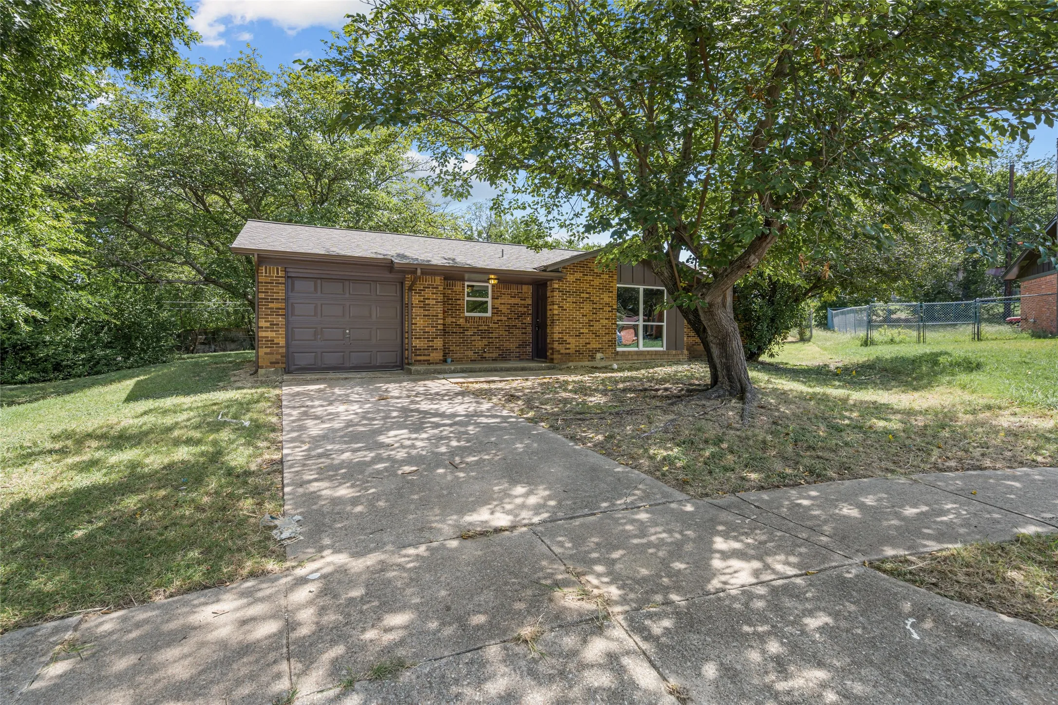 Single Family Residence For Sale in Tarrant County , 6402 Claude Court, Fort Worth, Texas 76135, 2 Bedroom, 1 Bathroom, 1 Garage spaces, 997 Sqft, built in 1963, mls#21345347, Real Estate Agent in Fort Worth, Homes For Sale in Tarrant county, Homes For Sale in Fort Worth, Realtor in Fort Worth Texas, Real Estate Brokerage Independent Realty Texas, Luminita Cordes Realtor
