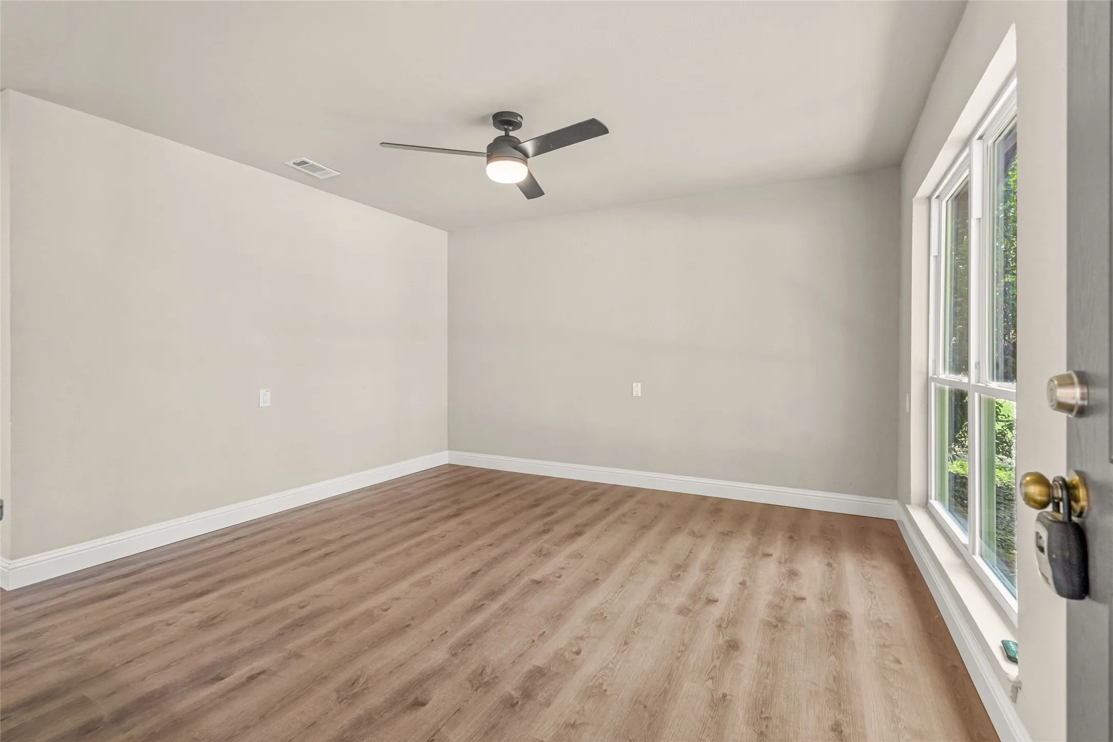 Single Family Residence For Sale in Tarrant County , 6402 Claude Court, Fort Worth, Texas 76135, 2 Bedroom, 1 Bathroom, 1 Garage spaces, 997 Sqft, built in 1963, mls#21345347, Real Estate Agent in Fort Worth, Homes For Sale in Tarrant county, Homes For Sale in Fort Worth, Realtor in Fort Worth Texas, Real Estate Brokerage Independent Realty Texas, Luminita Cordes Realtor