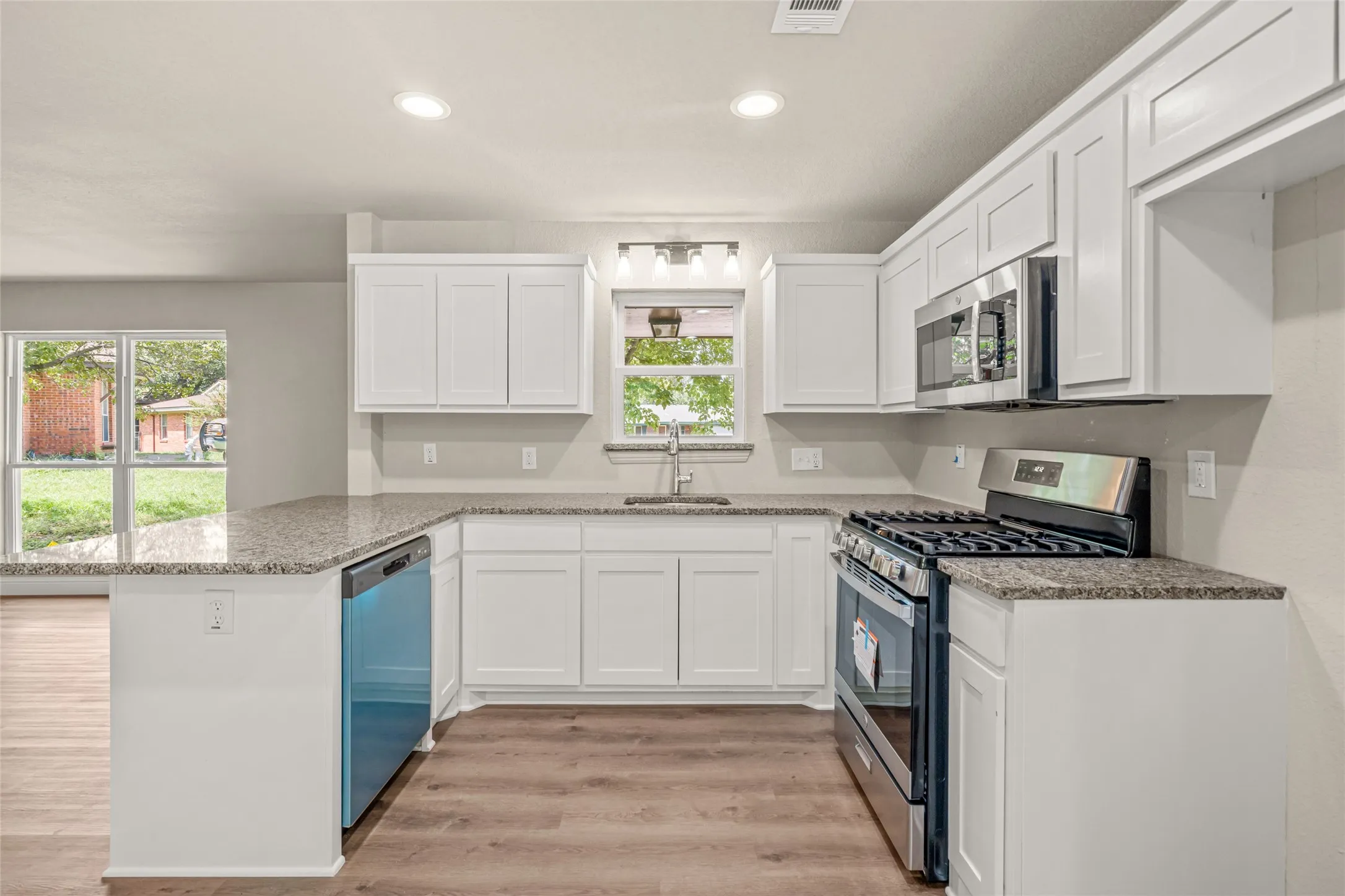 Single Family Residence For Sale in Tarrant County , 6402 Claude Court, Fort Worth, Texas 76135, 2 Bedroom, 1 Bathroom, 1 Garage spaces, 997 Sqft, built in 1963, mls#21345347, Real Estate Agent in Fort Worth, Homes For Sale in Tarrant county, Homes For Sale in Fort Worth, Realtor in Fort Worth Texas, Real Estate Brokerage Independent Realty Texas, Luminita Cordes Realtor
