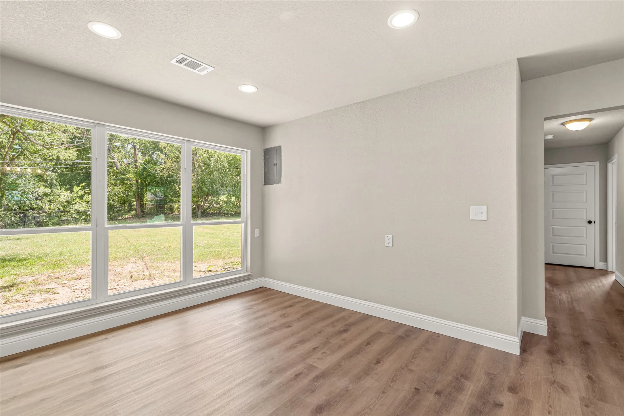 Single Family Residence For Sale in Tarrant County , 6402 Claude Court, Fort Worth, Texas 76135, 2 Bedroom, 1 Bathroom, 1 Garage spaces, 997 Sqft, built in 1963, mls#21345347, Real Estate Agent in Fort Worth, Homes For Sale in Tarrant county, Homes For Sale in Fort Worth, Realtor in Fort Worth Texas, Real Estate Brokerage Independent Realty Texas, Luminita Cordes Realtor